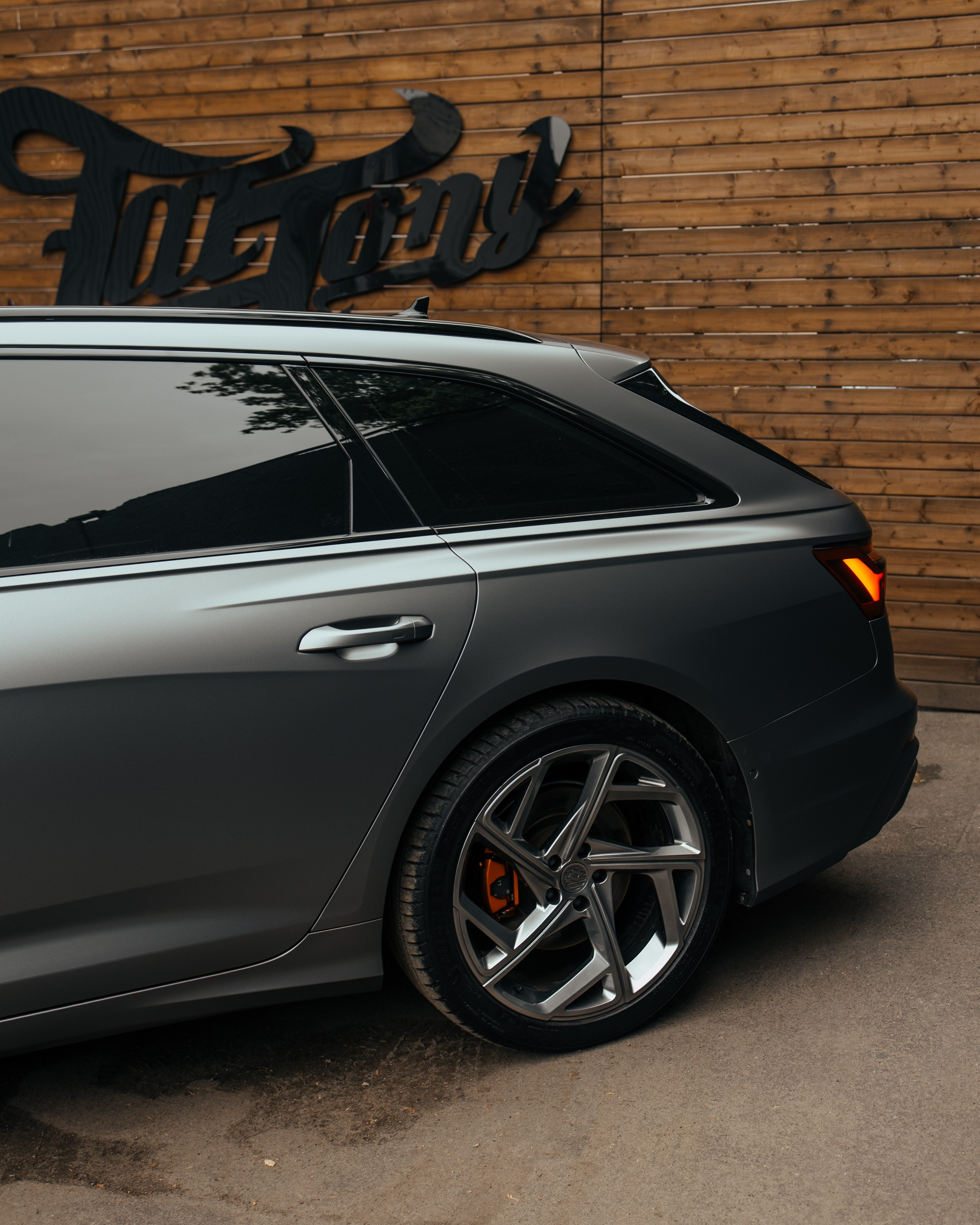 Audi A6 2 раза поменяла цвет, оклейка с проемами в зеленый и преклейка в серый. DeLorein