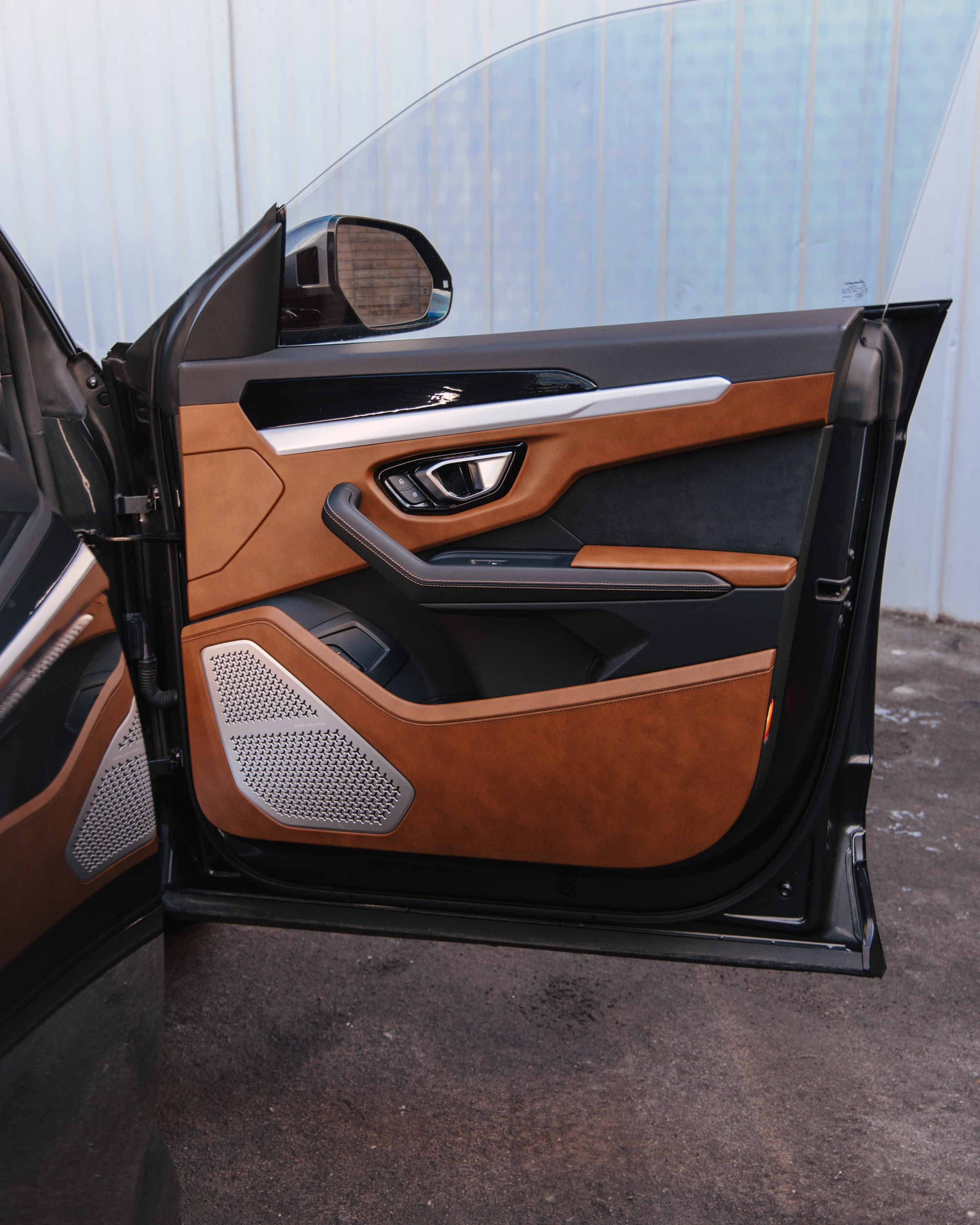 Lamborghini Urus перешив поврежденных элементов салона, окрас капота и деталей. DeLorein