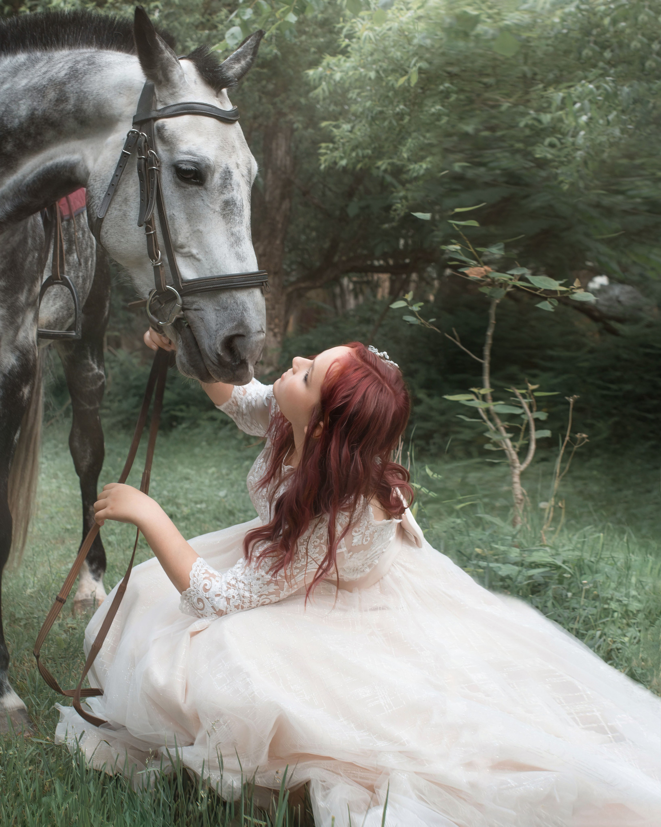 Арт фото в Хабаровске, услуги портретного фотографа. Девушка с лошадью, съёмка на природе.
