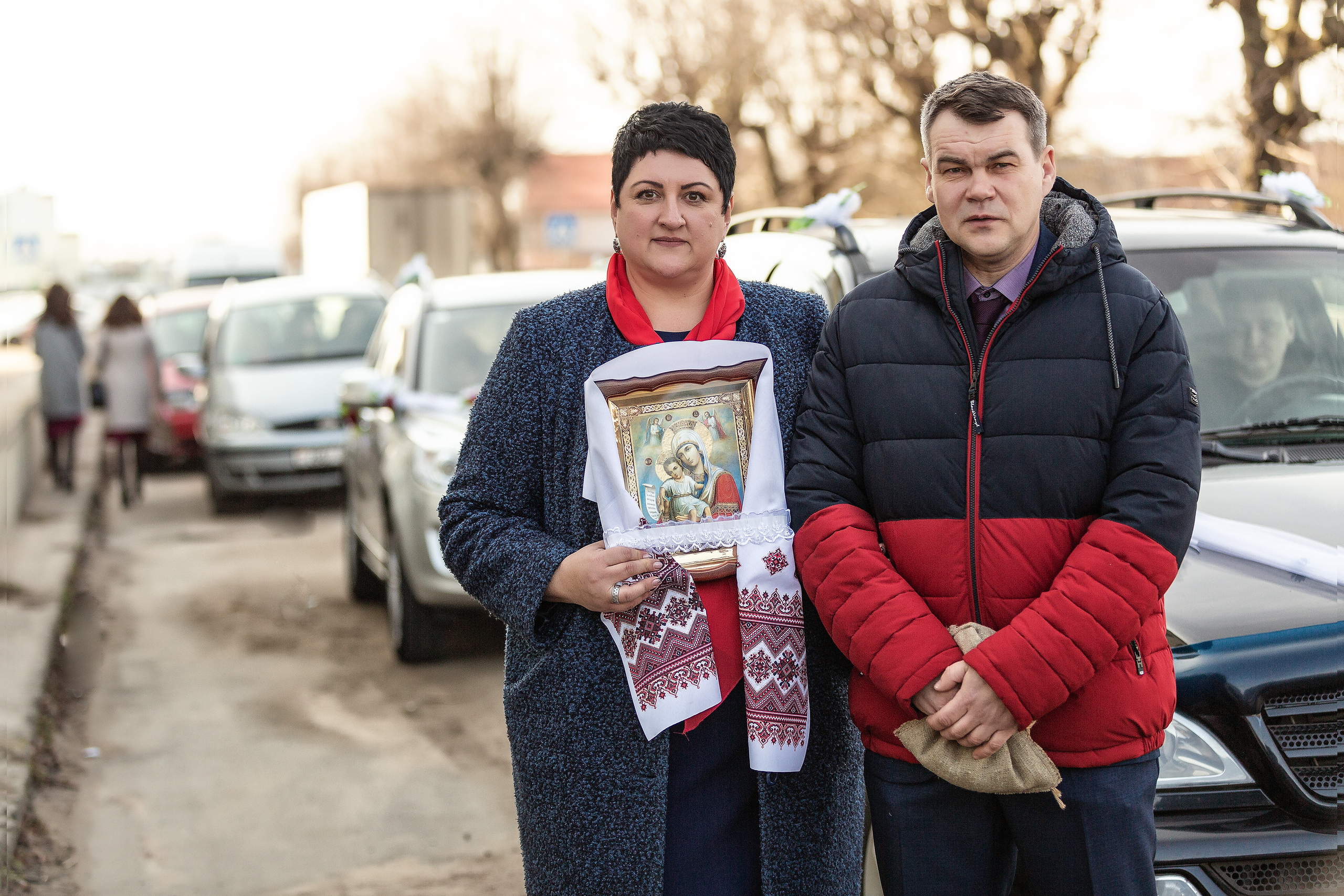 родители невесты обходят кортеж