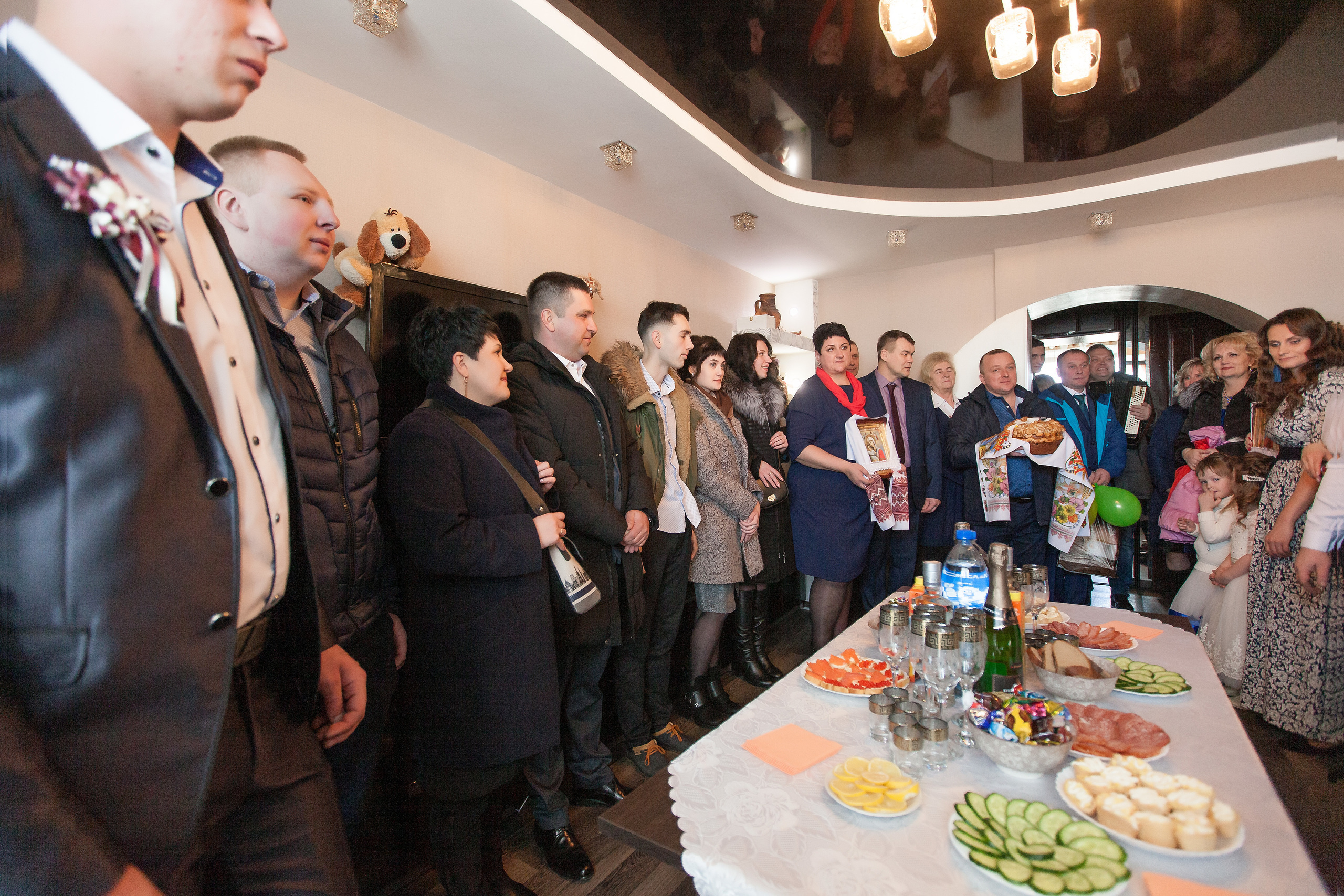 все за столом в доме невесты