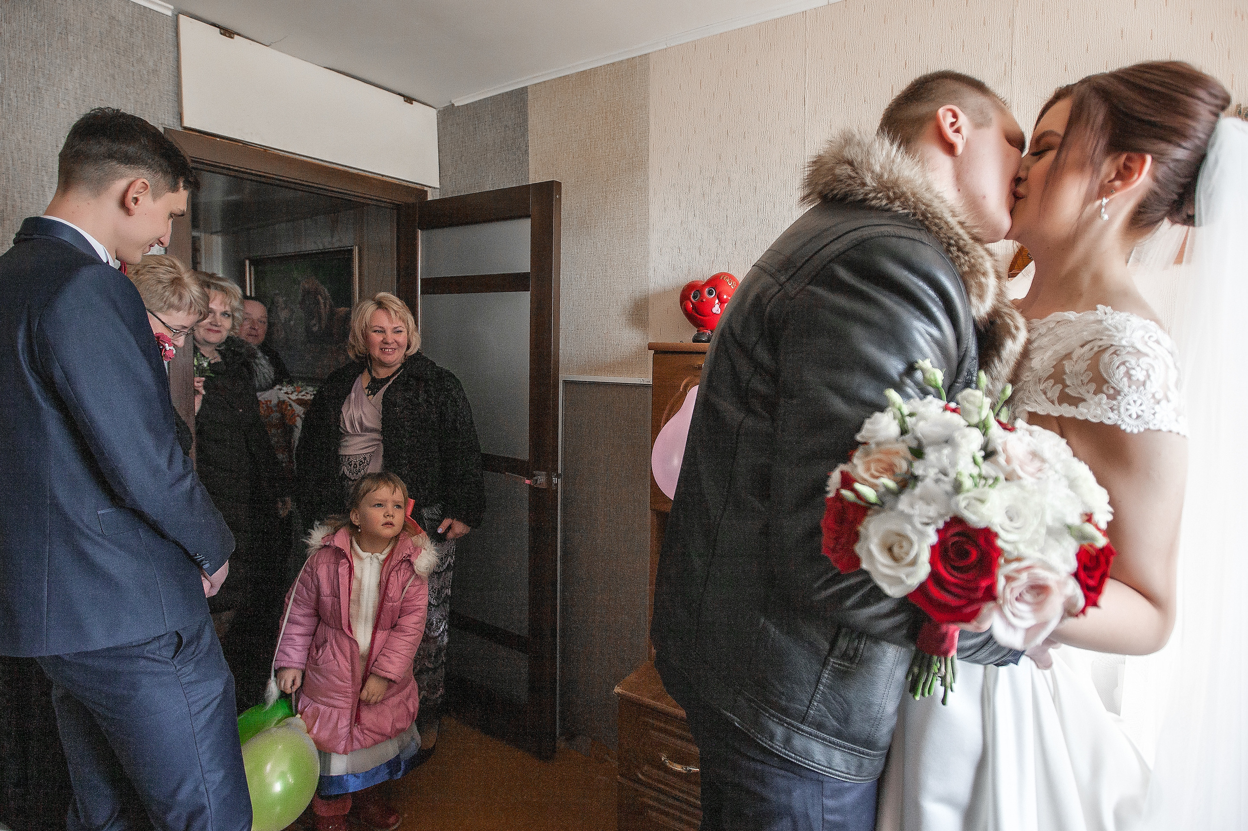 жених обнимает невесту