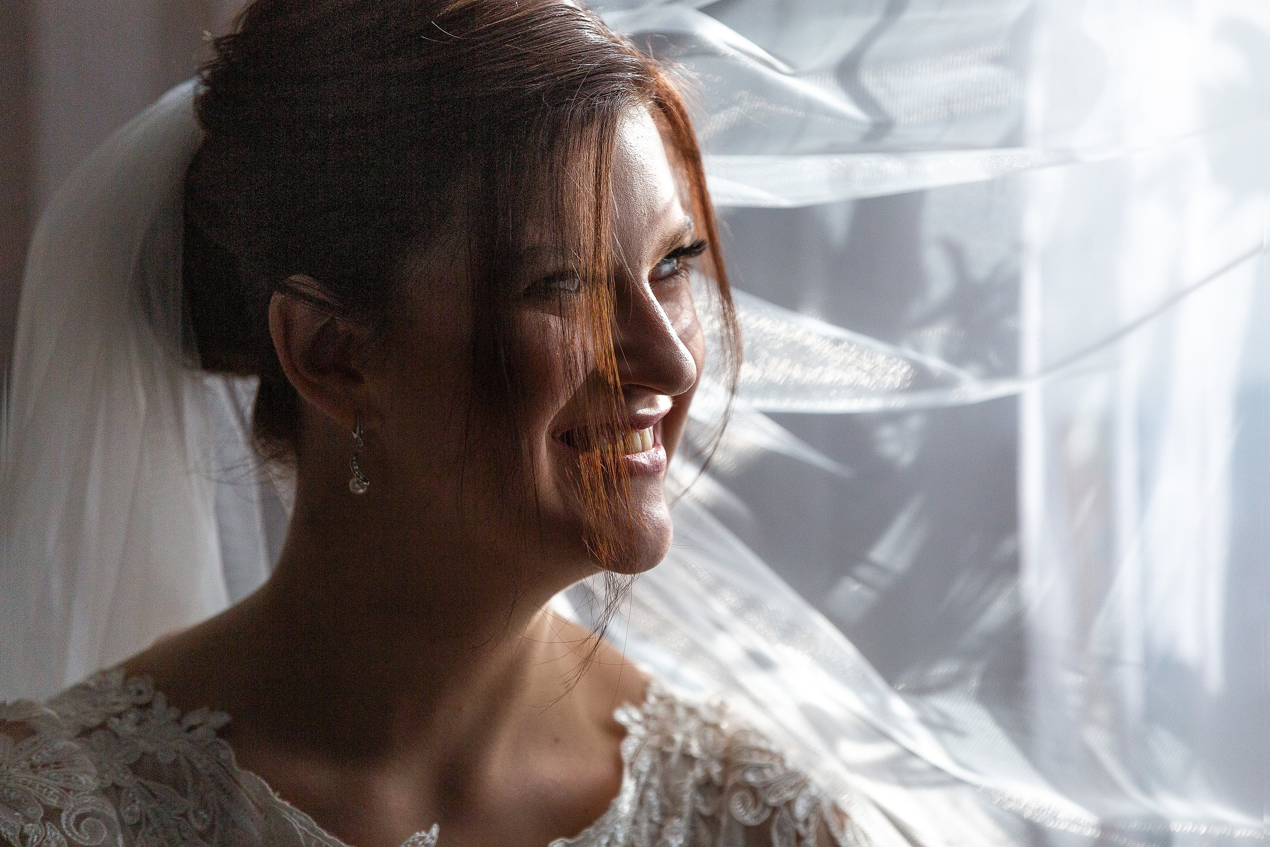 крупный портрет  смеющейся невесты