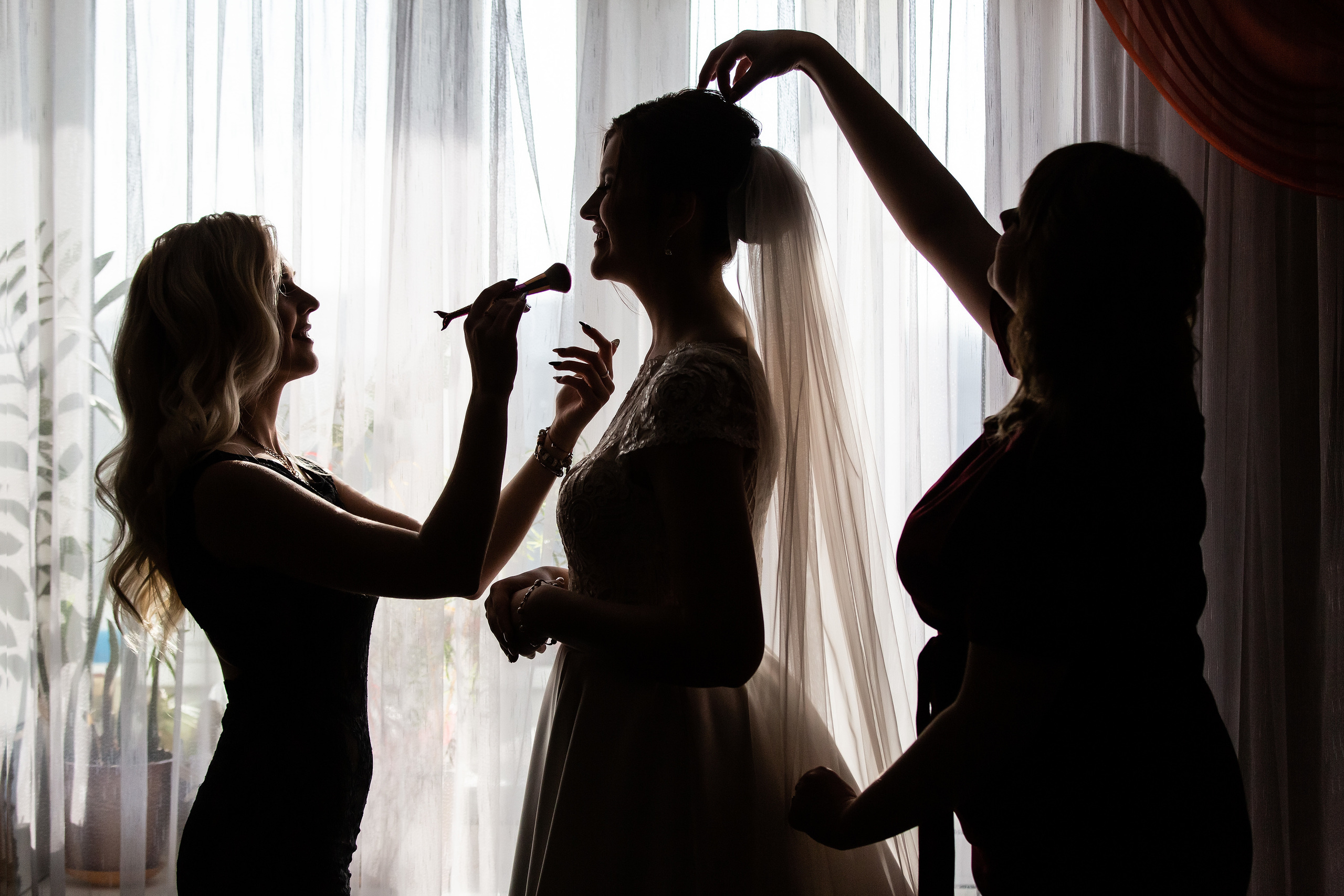 подружки собирают невесту