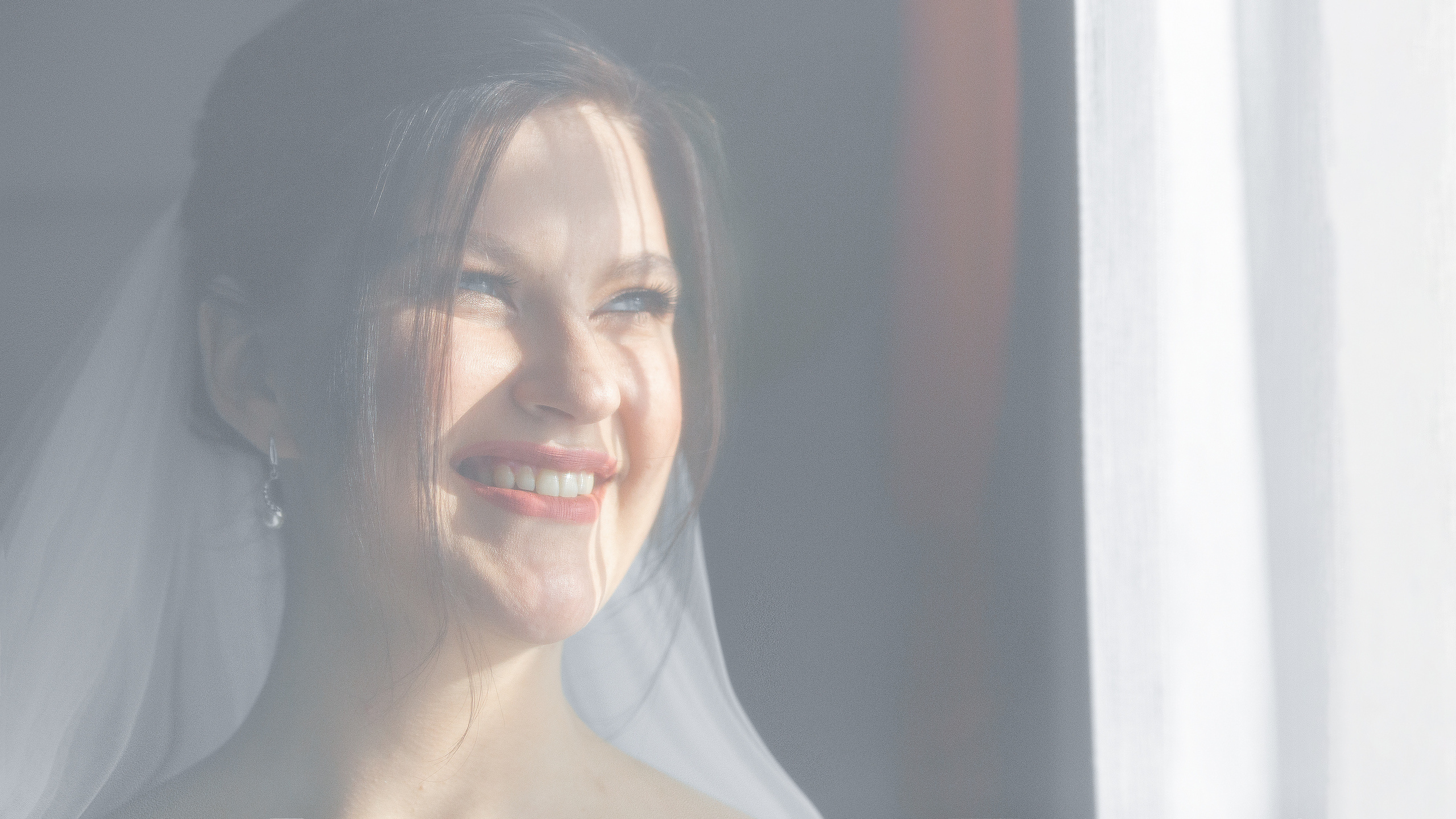 портрет невесты у окна