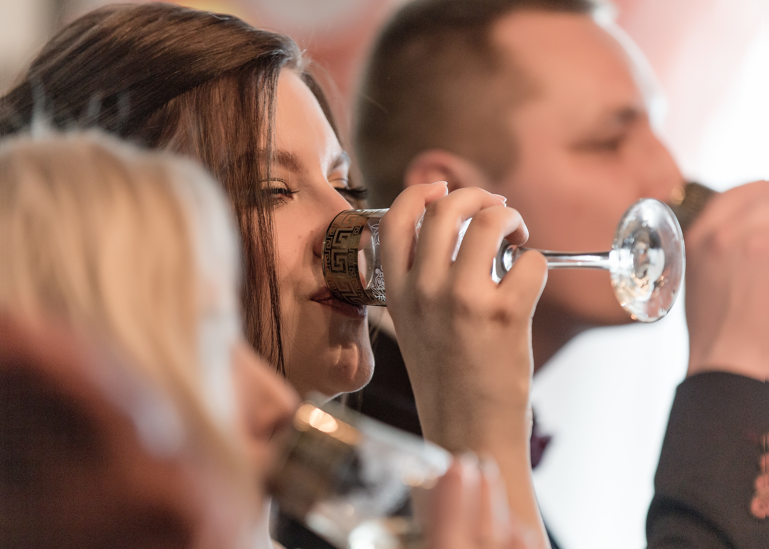 жених и невеста пьют шампанское