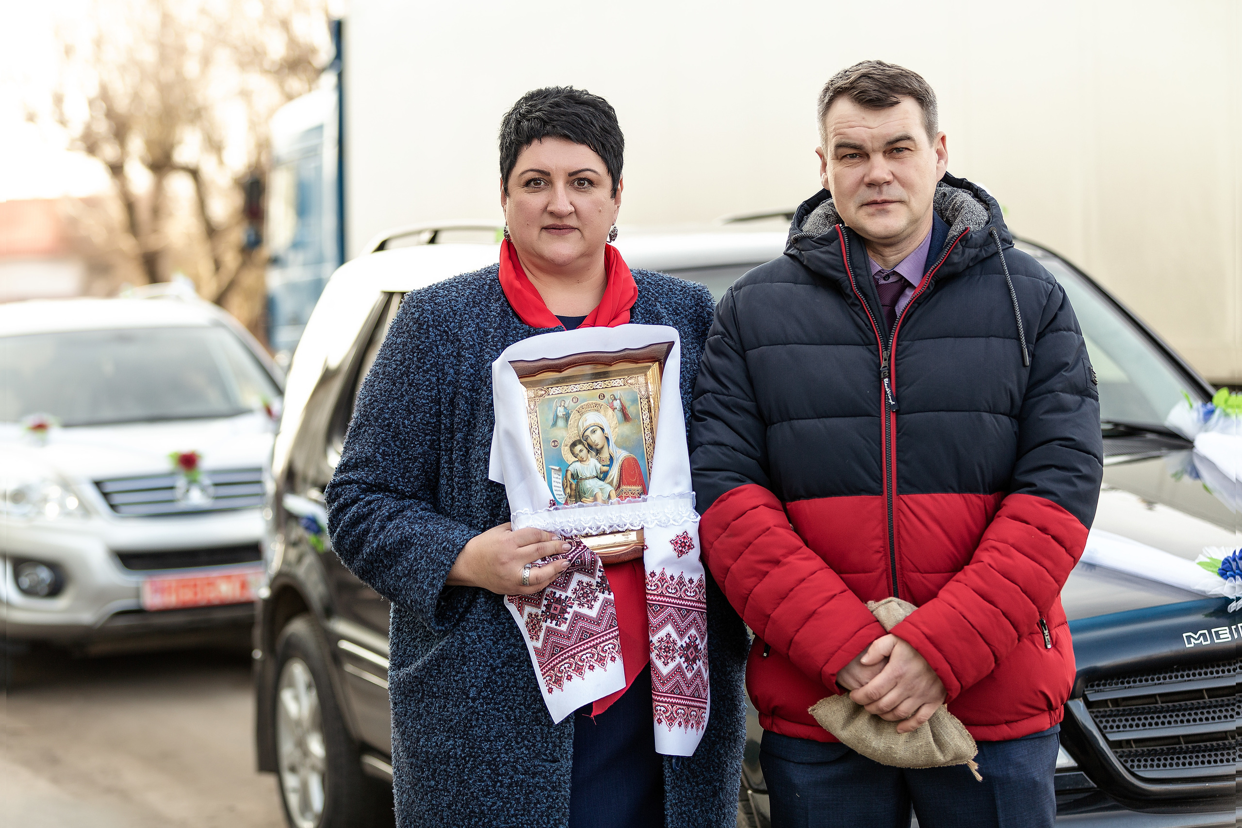 родители невесты обходят кортеж