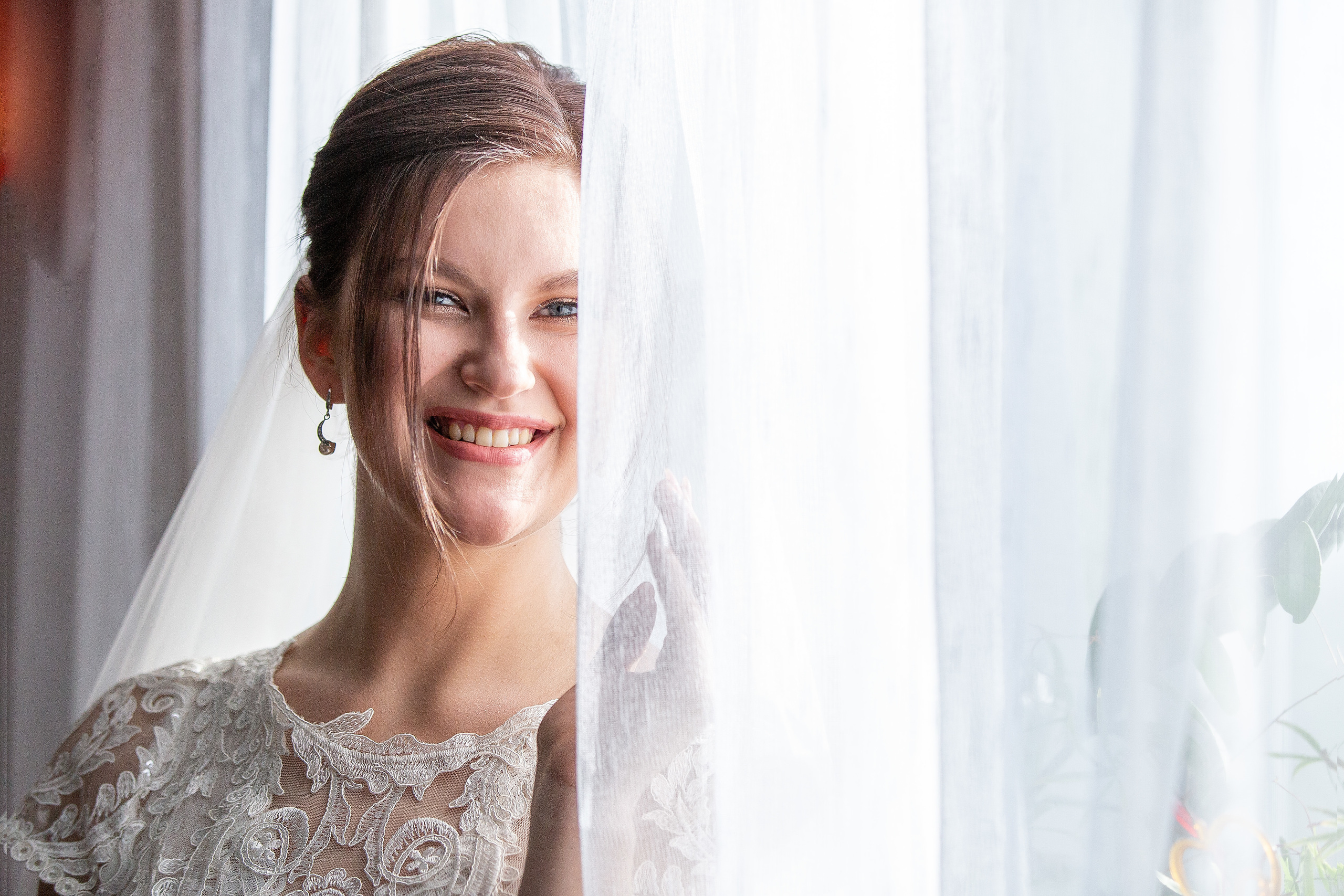 портрет невесты у окна