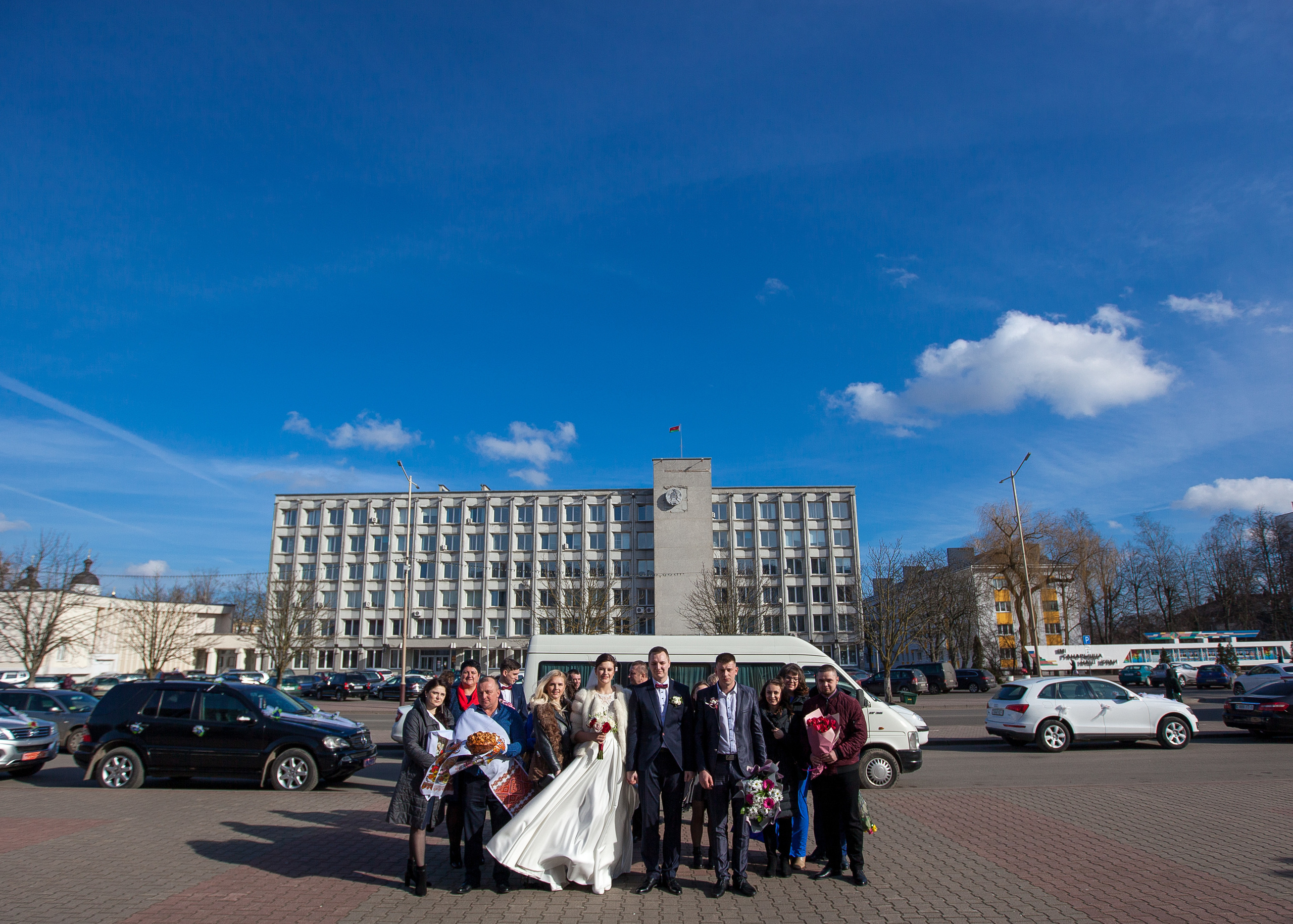 молодые и гости заходят в ЗАГС