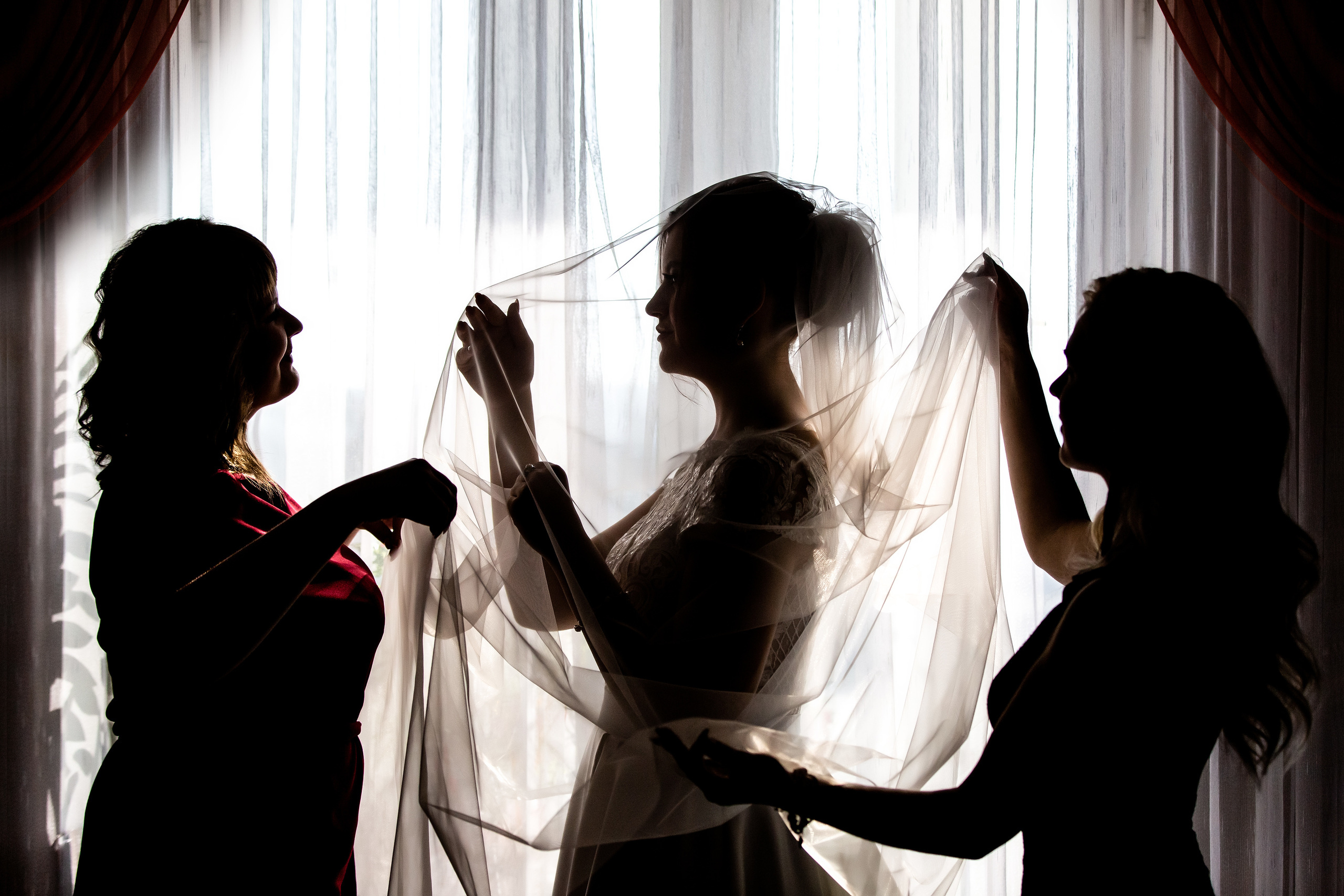 подружки собирают невесту