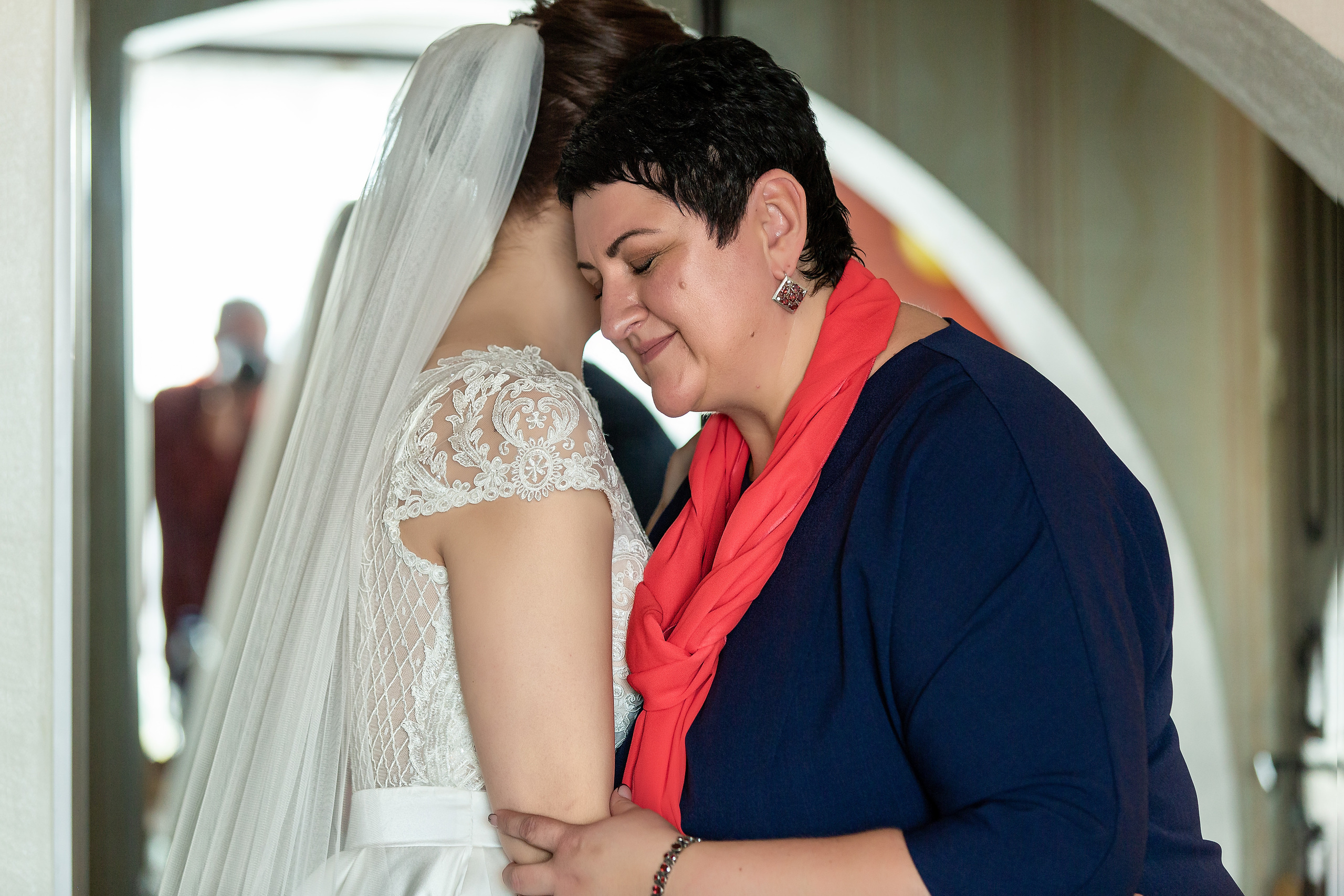 невеста обнимает маму