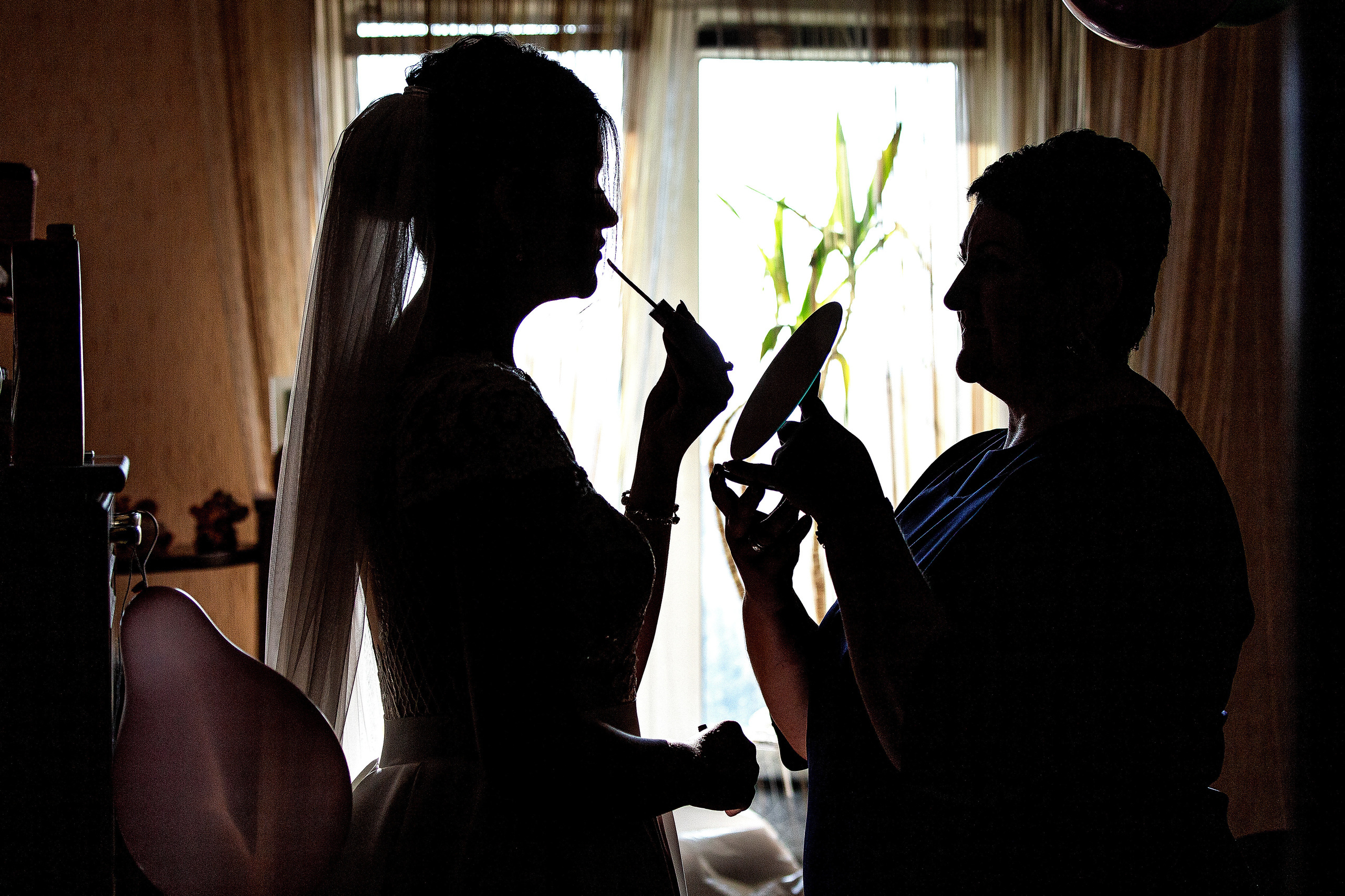 сборы невесты в силуэтном свете