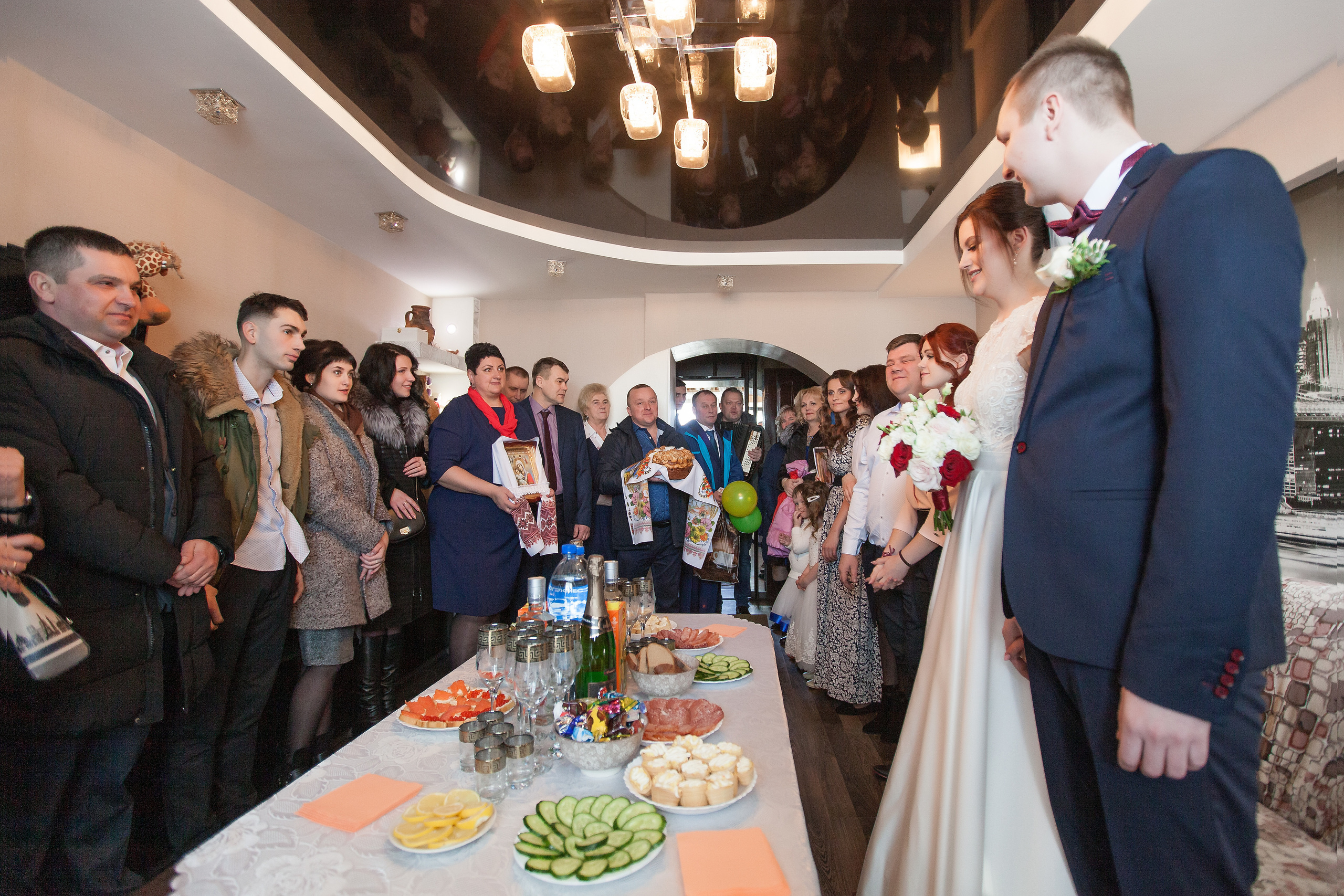 все за столом в доме невесты