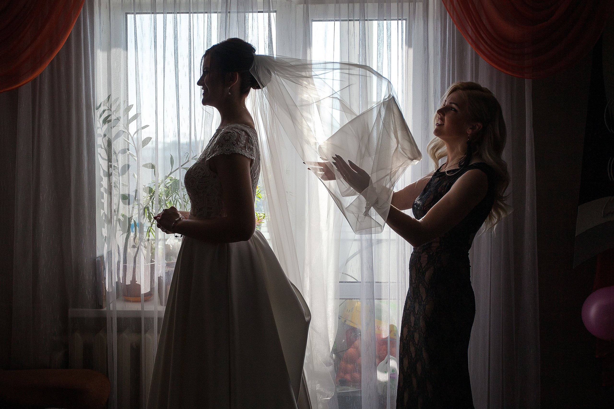 силуэт невесты на фоне окна