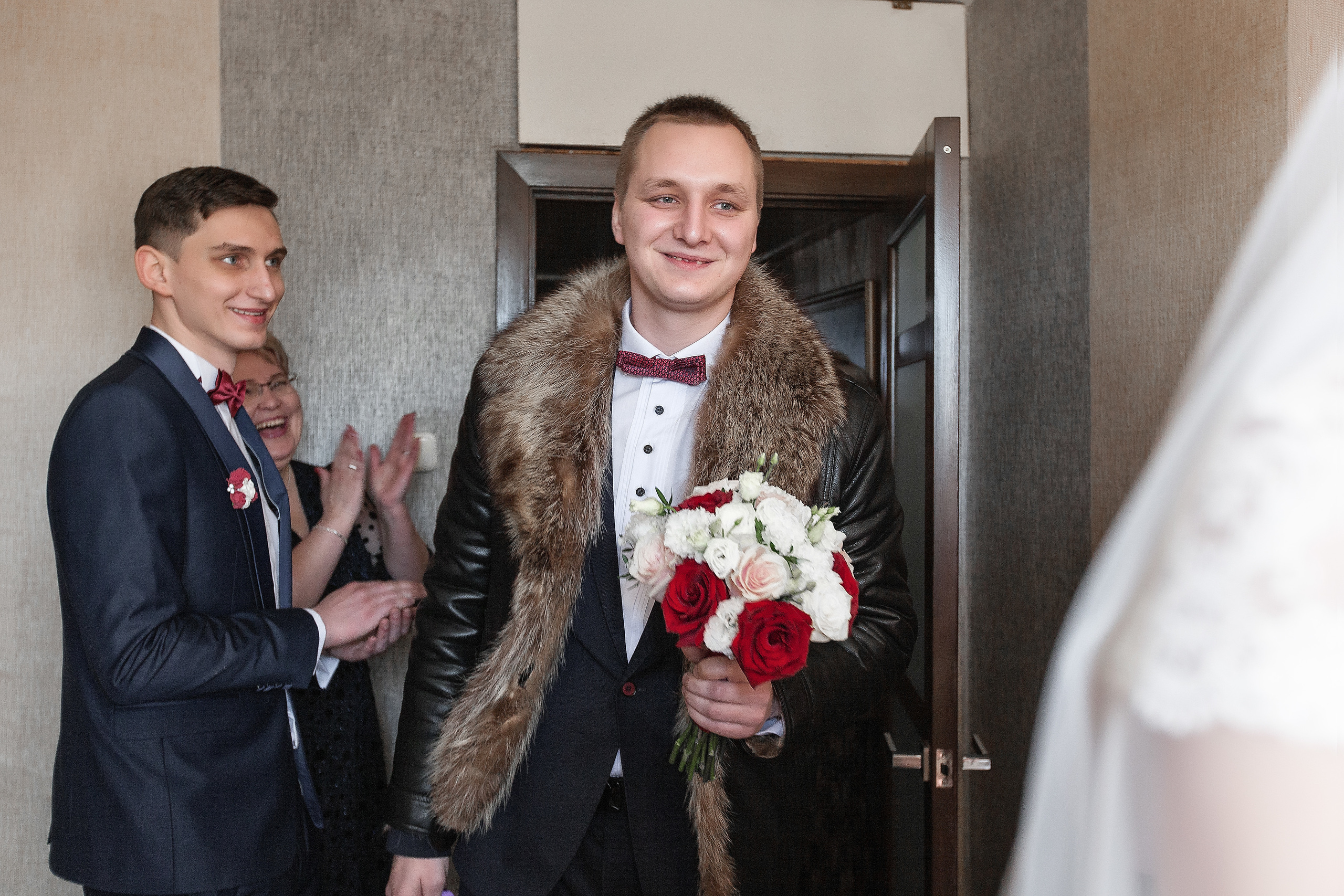 жених заходит в комнату невесты