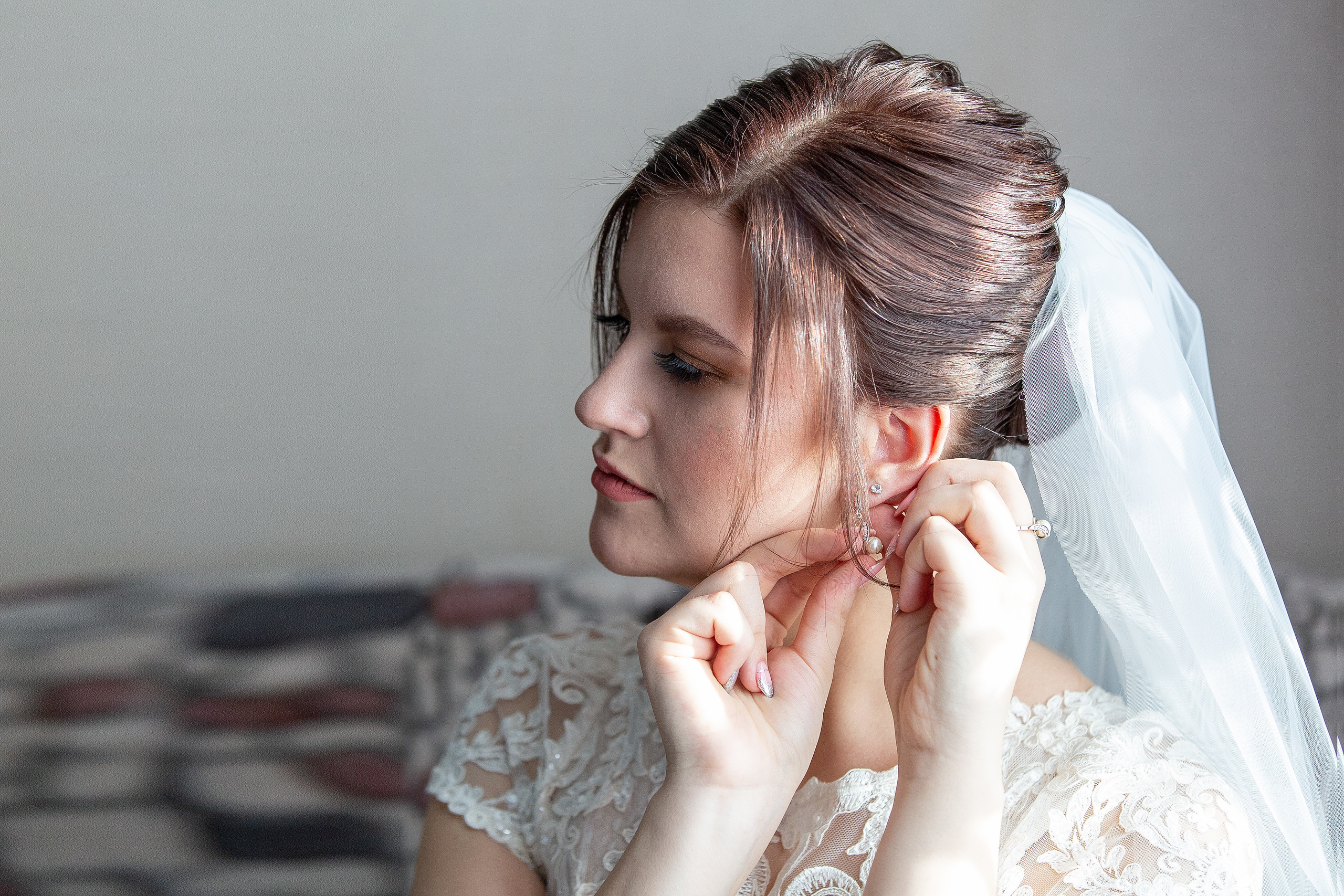 невеста одевает сережку