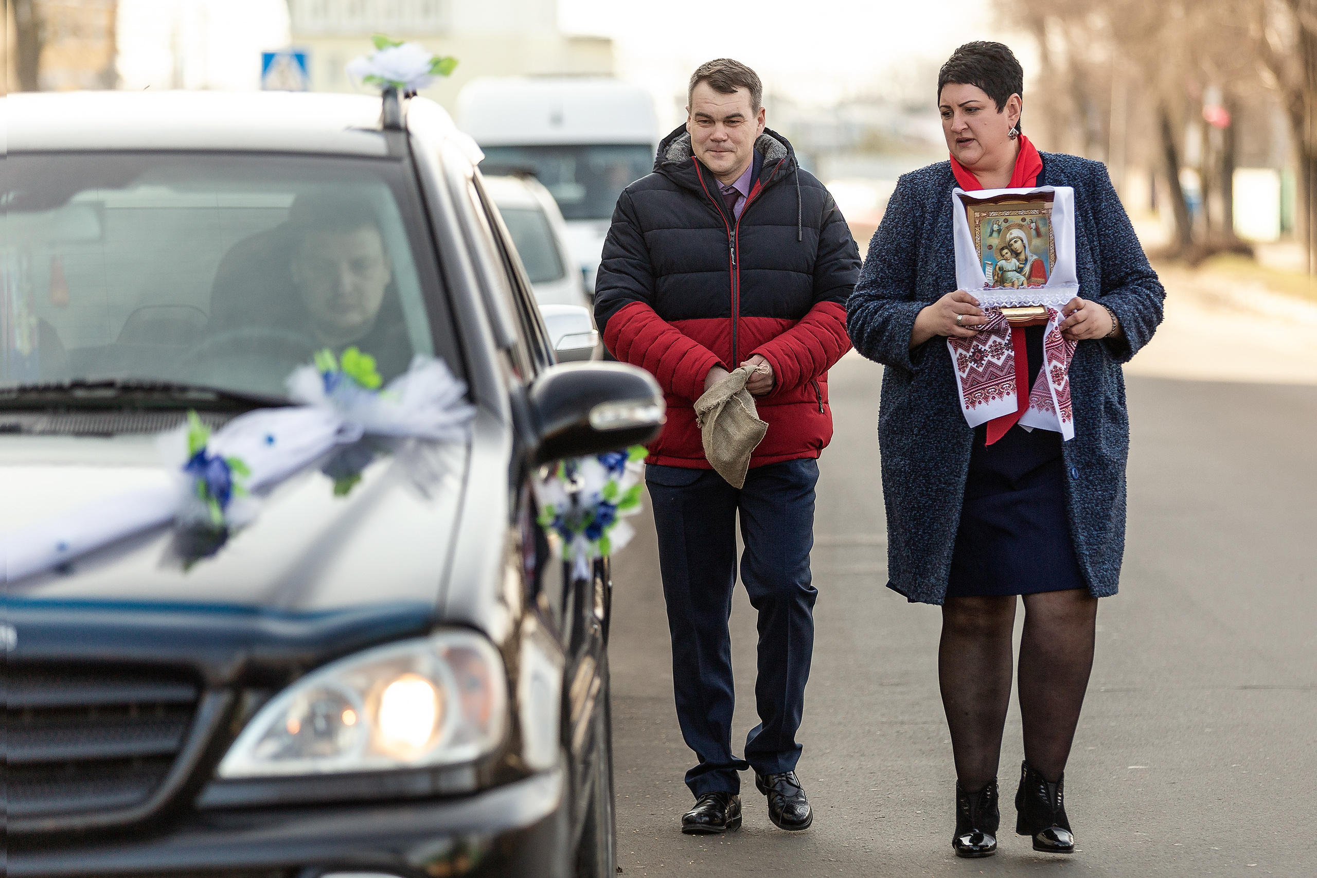 родители невесты обходят кортеж