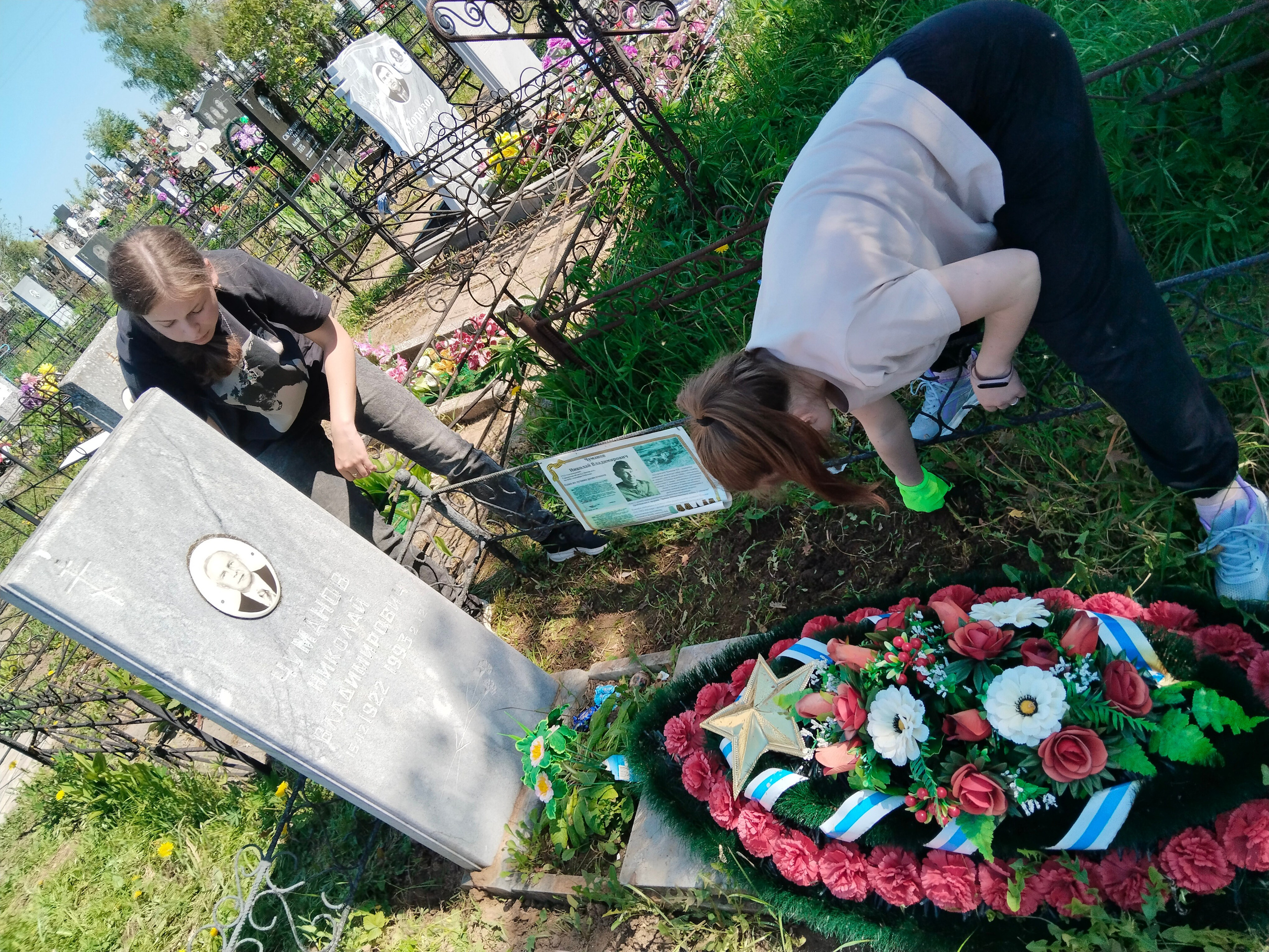 Благоустройство мест захоронений земляков кинологов, с возложением венков. НРОО КЦ "Собаковод"