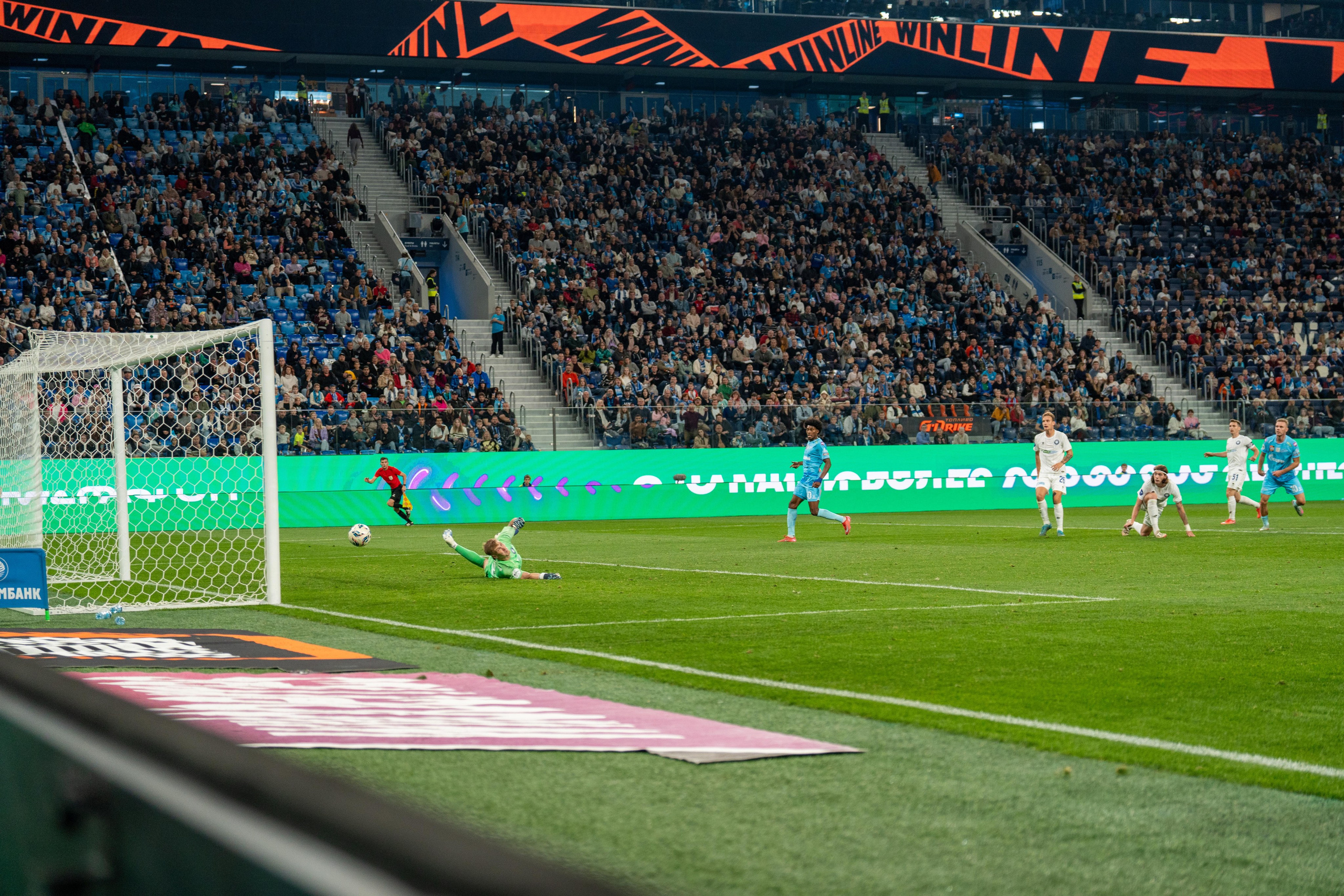 Фото спортивного фотографа Санкт-Петербурга: момент гола Зенита в матче с Оренбургом на Газпром Арене