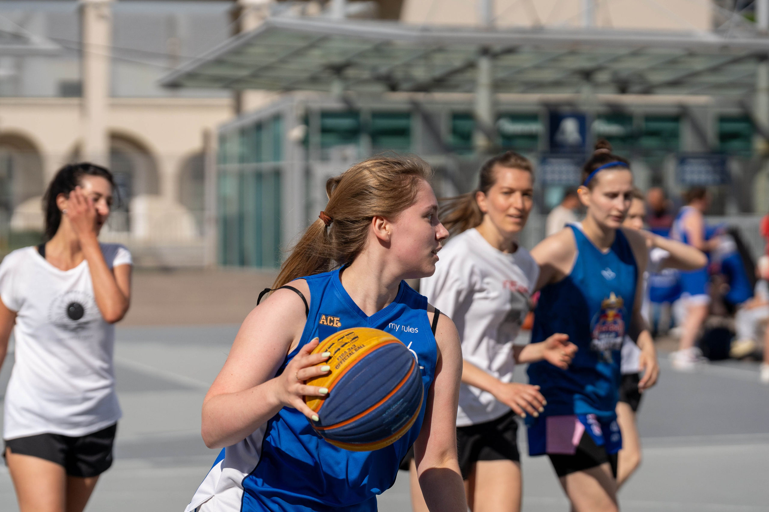 Снимок спортивного фотографа Санкт-Петербург: дриблинг в баскетболе 3х3 «Оранжевый мяч»
