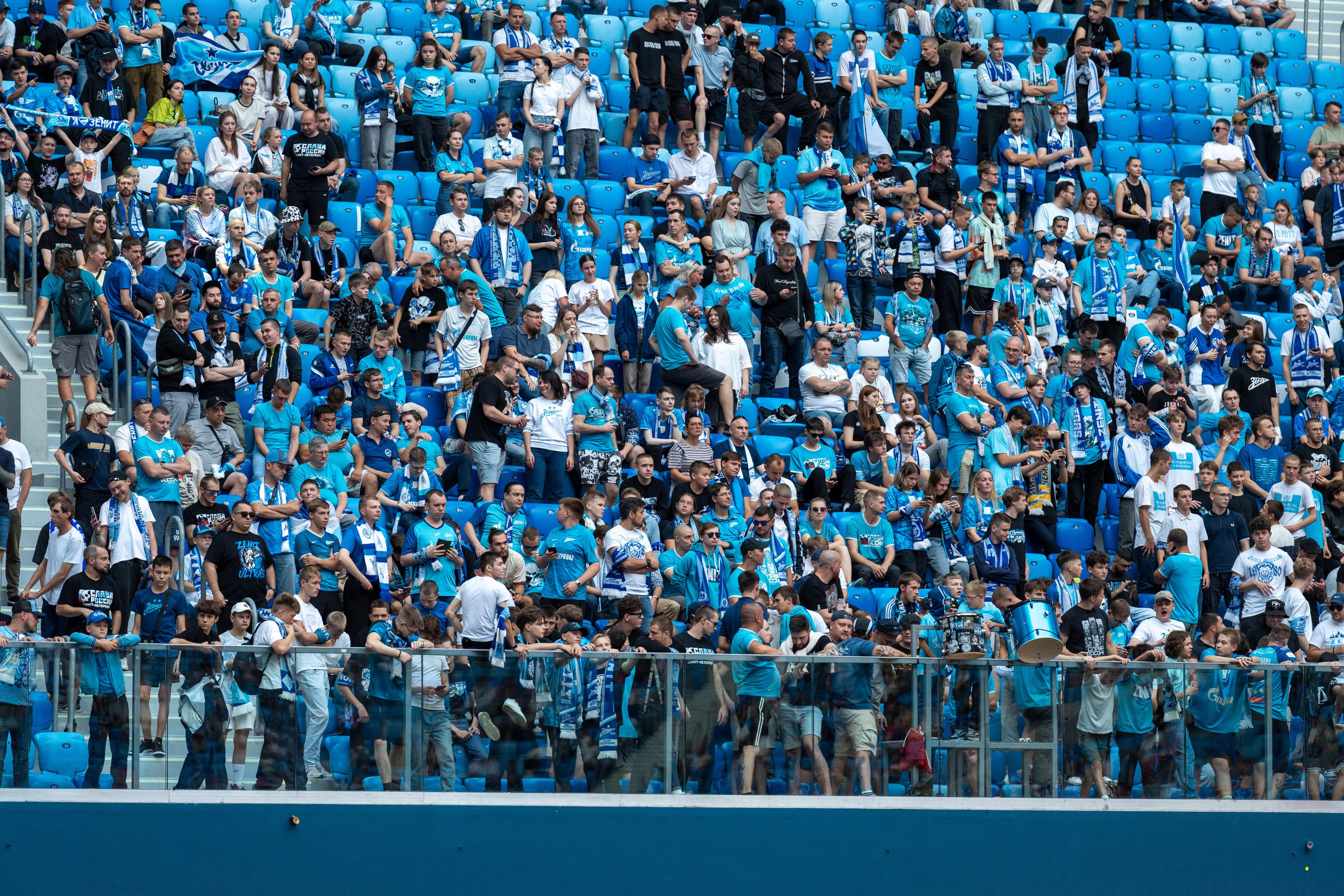 Болельщики «Зенита» на Газпром Арене во время матча