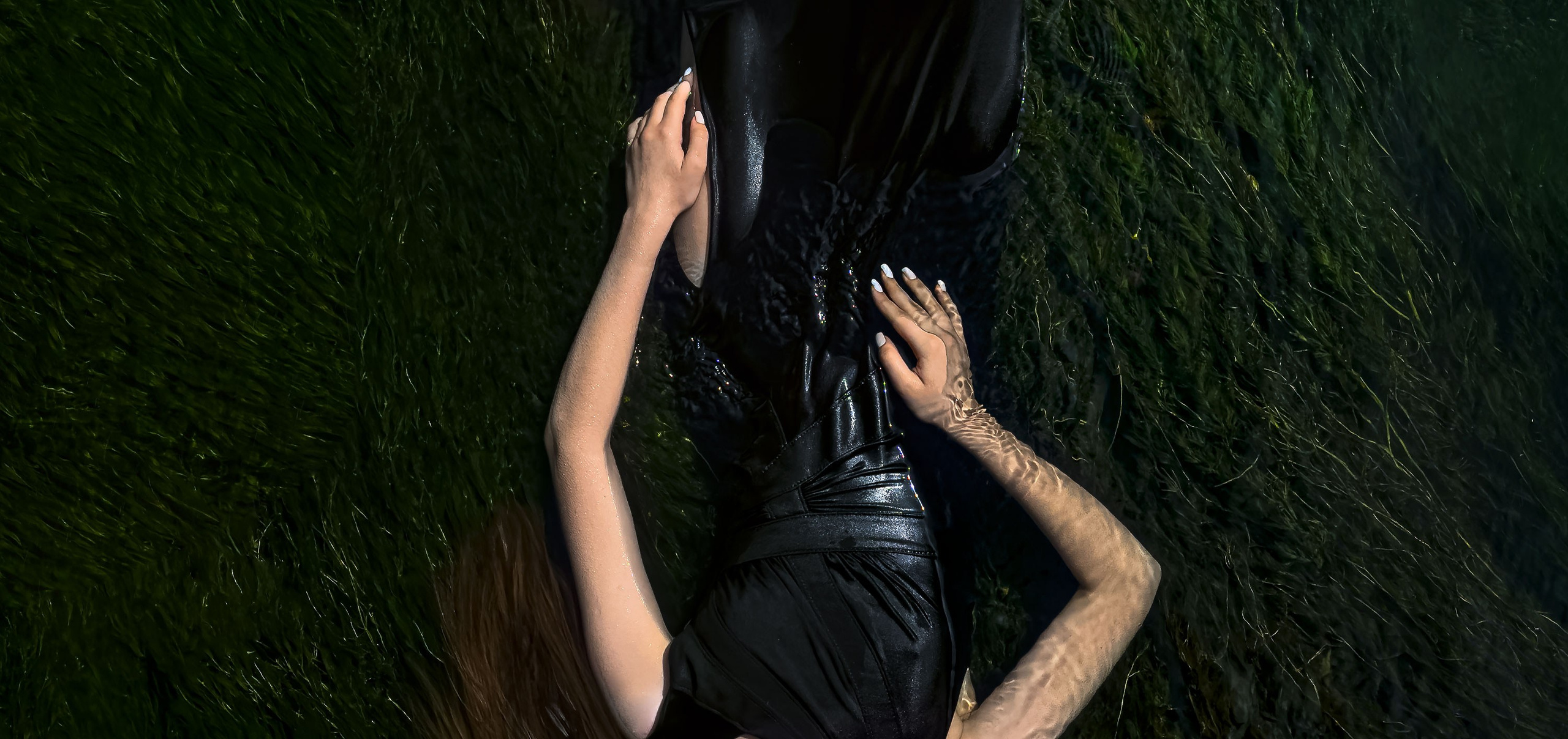 Фотография для интерьера | Девушка и река | Купить цветную фотографию