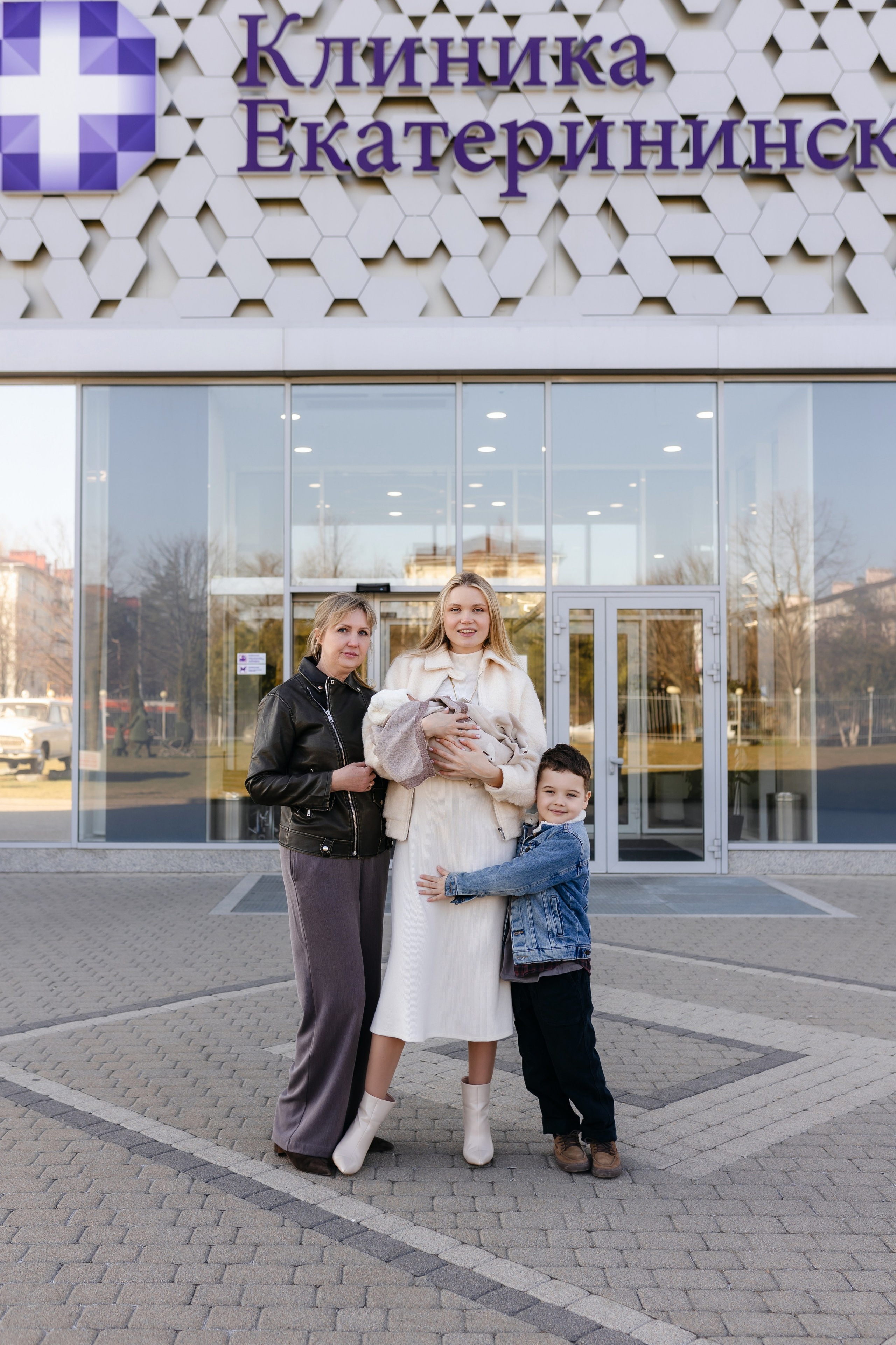 Фотограф на выписку из роддома в Краснодаре, выписка из Екатерининского роддома, фотограф Яна Морева. Семейный фотограф в Краснодаре Яна Морева