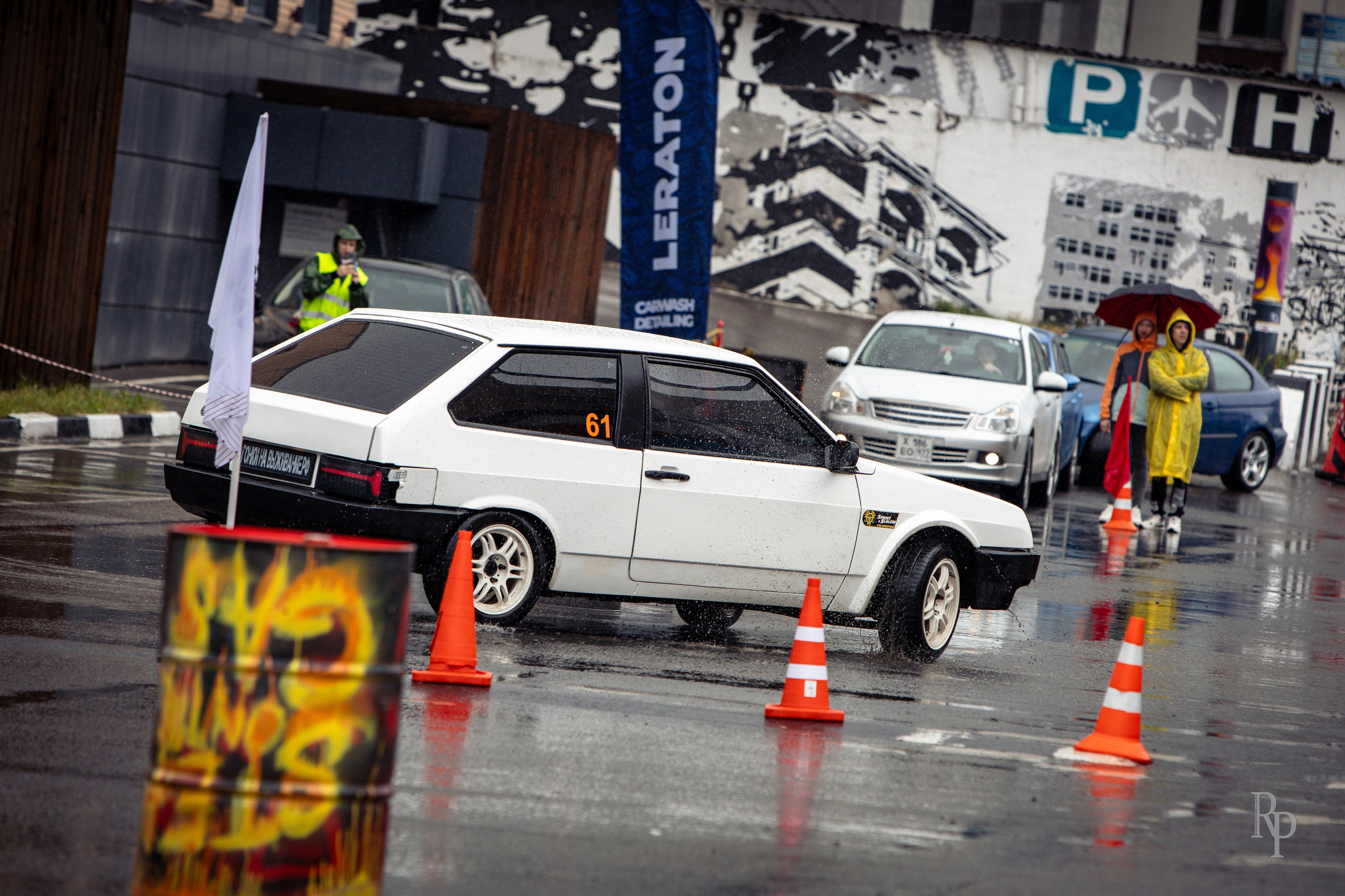 SHOWDOWN. Rusty Photographer