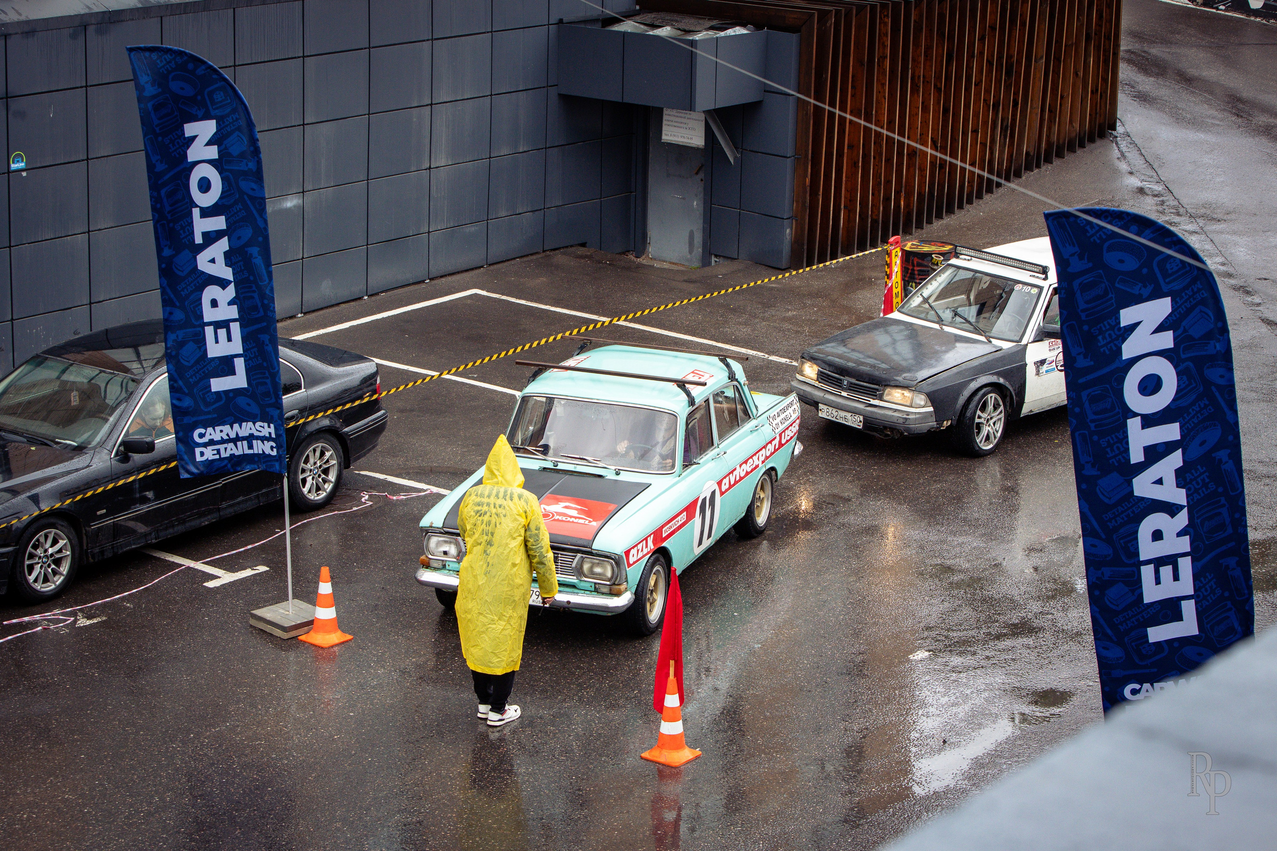 SHOWDOWN. Rusty Photographer