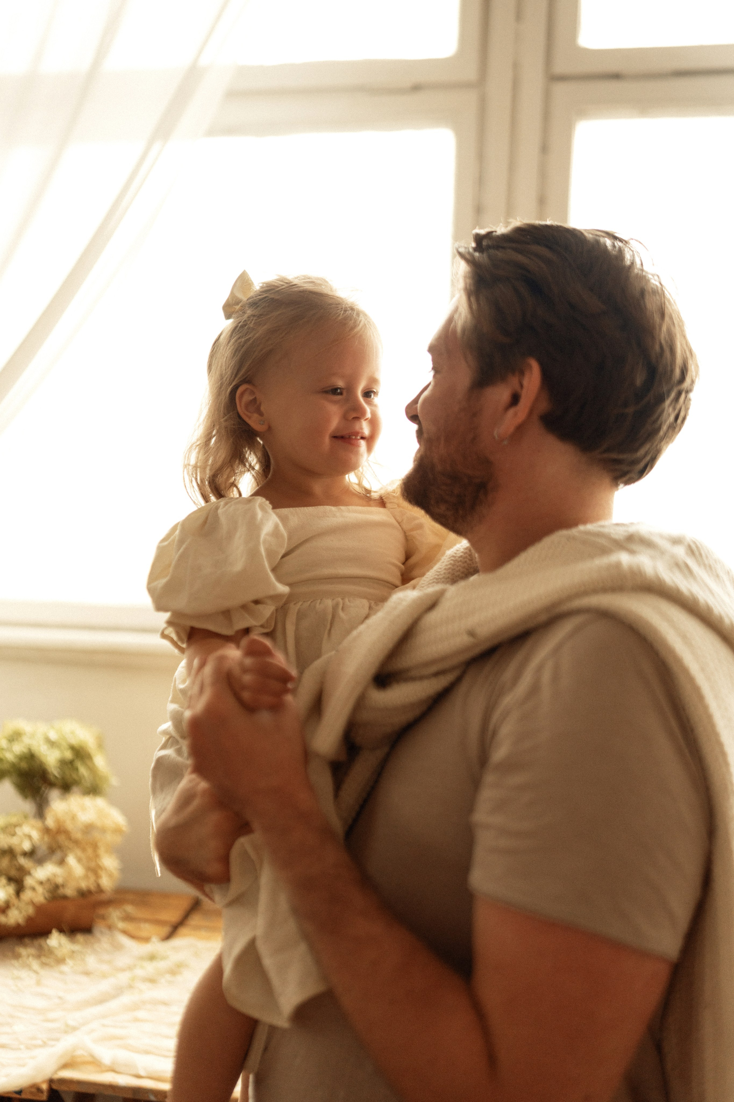 В мастерской художника. Семейный фотограф Москва. Фотограф беременности и материнства Москва