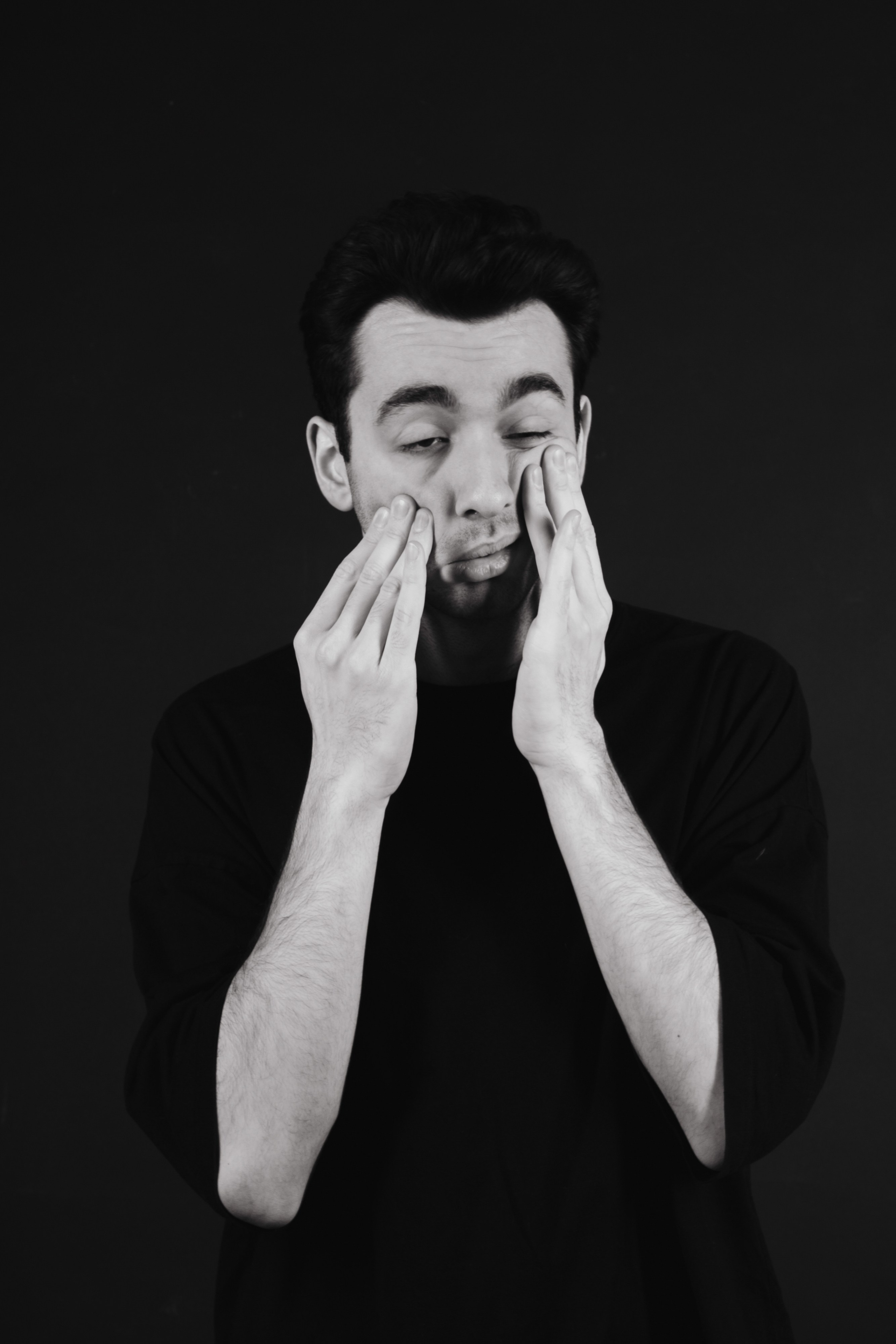 Эмоции. Краска и красные нити. Мари — фотограф и видеограф из Москвы