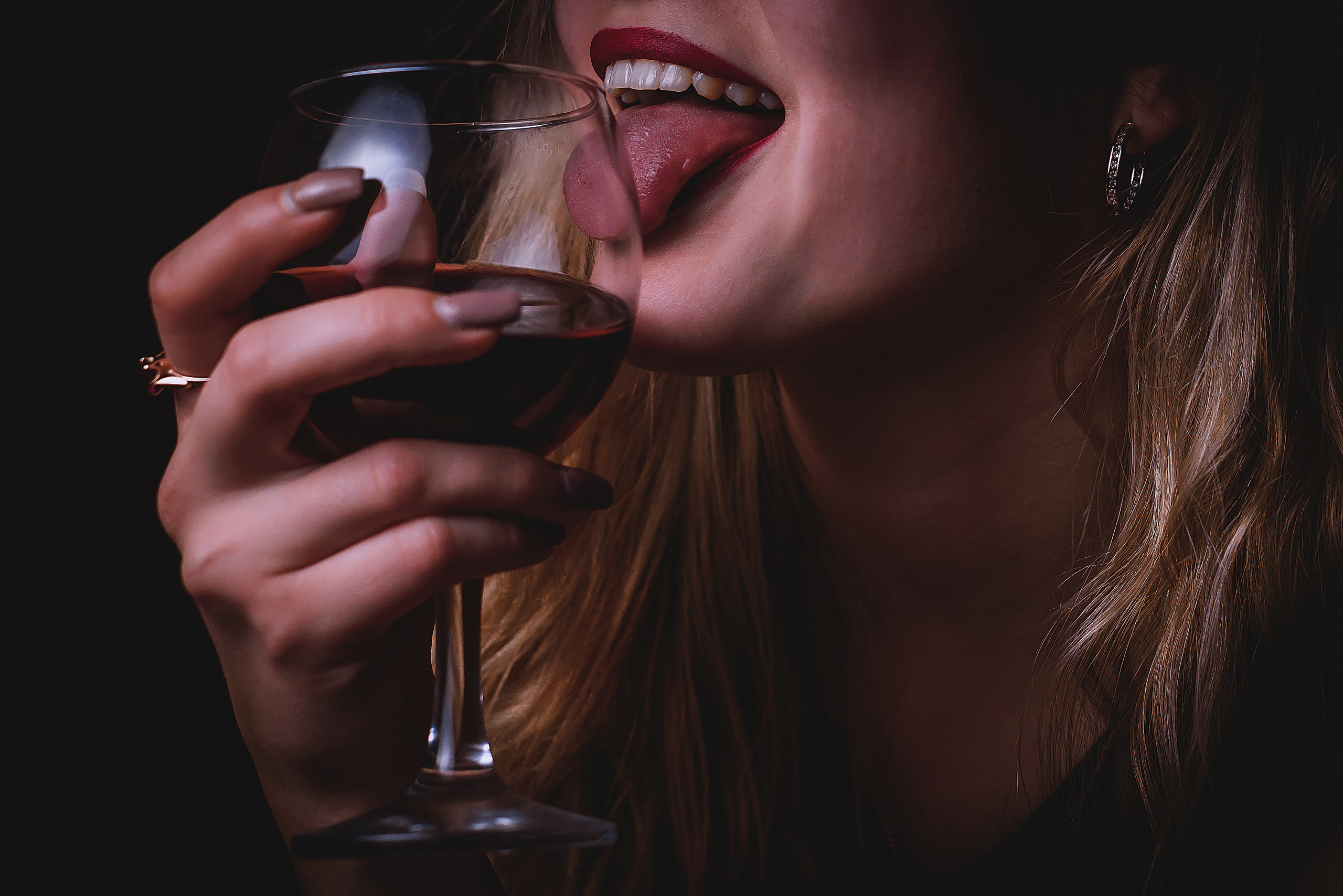 Девушка с вином