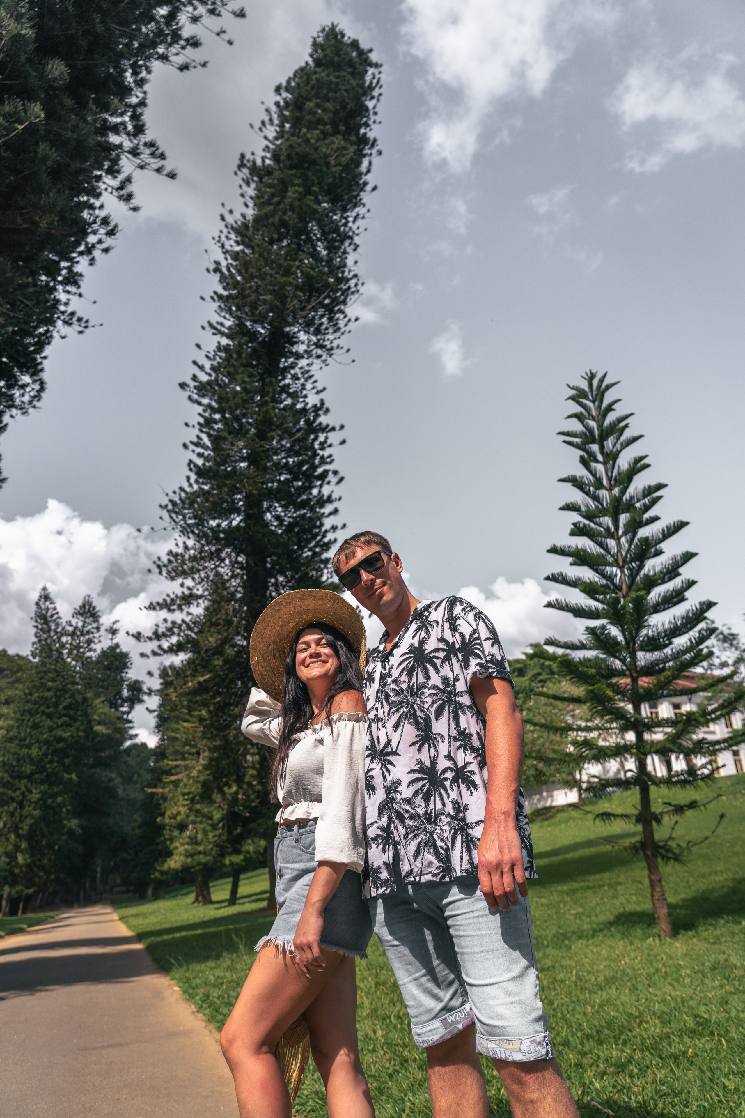 Bathing with elephants in Pinnawala, Botanical Garden