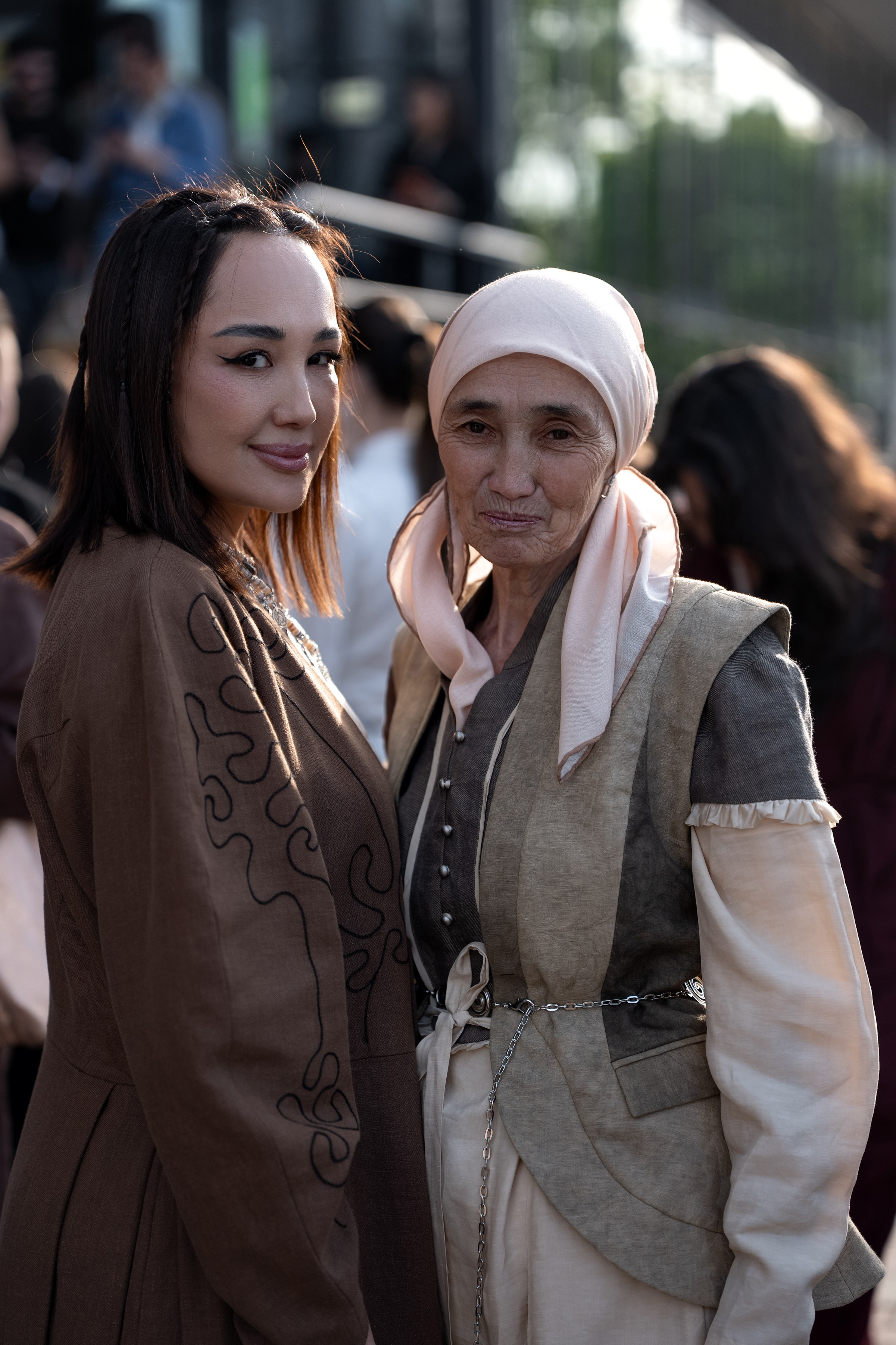 Visa Fashion Week Almaty Pre-Fall 2026 April StreetStyle Day 1. Сайт Алматинского НЮ АРТ, будуар и фэшн фотографа Дениса Карпенко