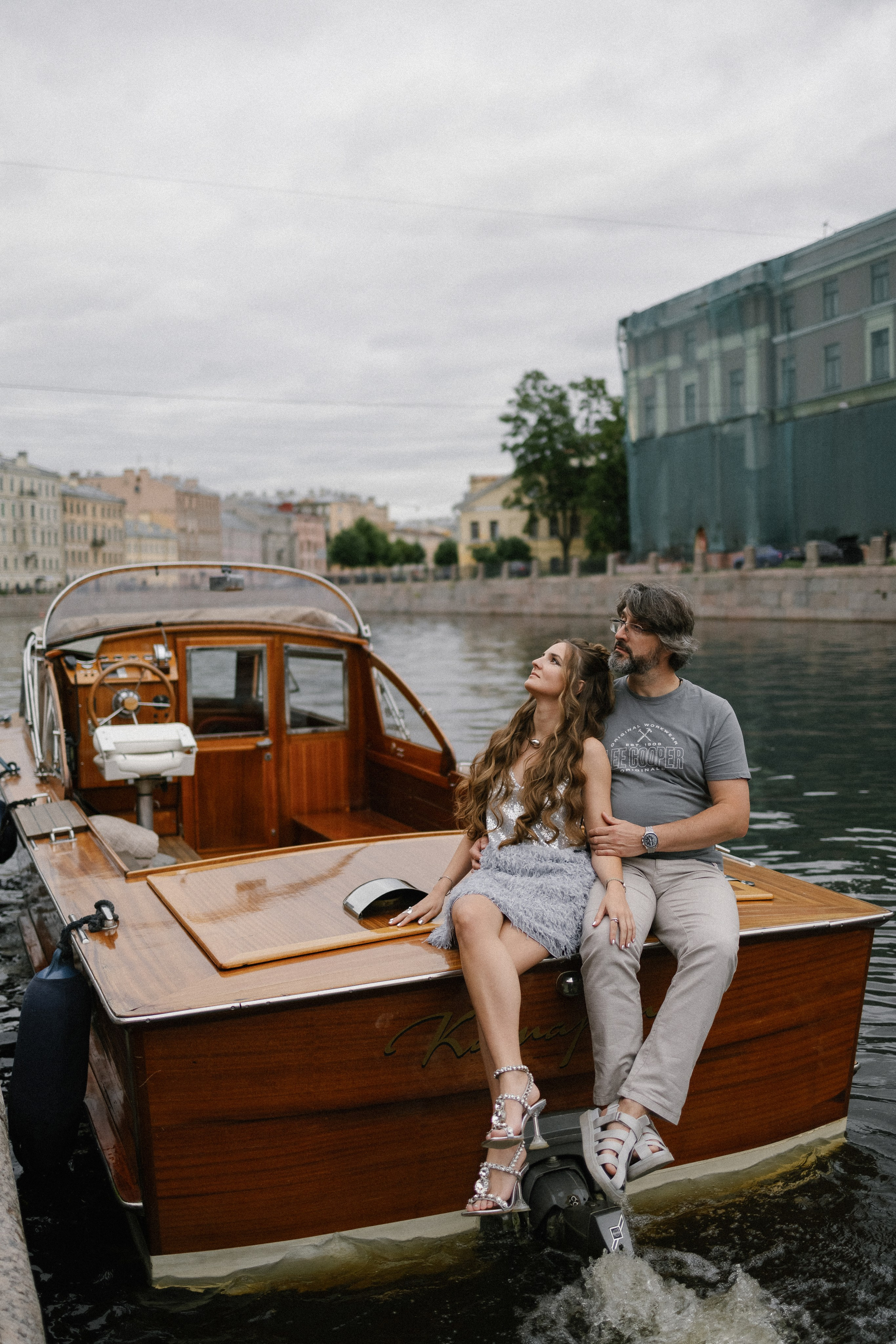 Прогулка на венецианском катере. Свадебный фотограф в Санкт-Петербурге Ксения Кобышева