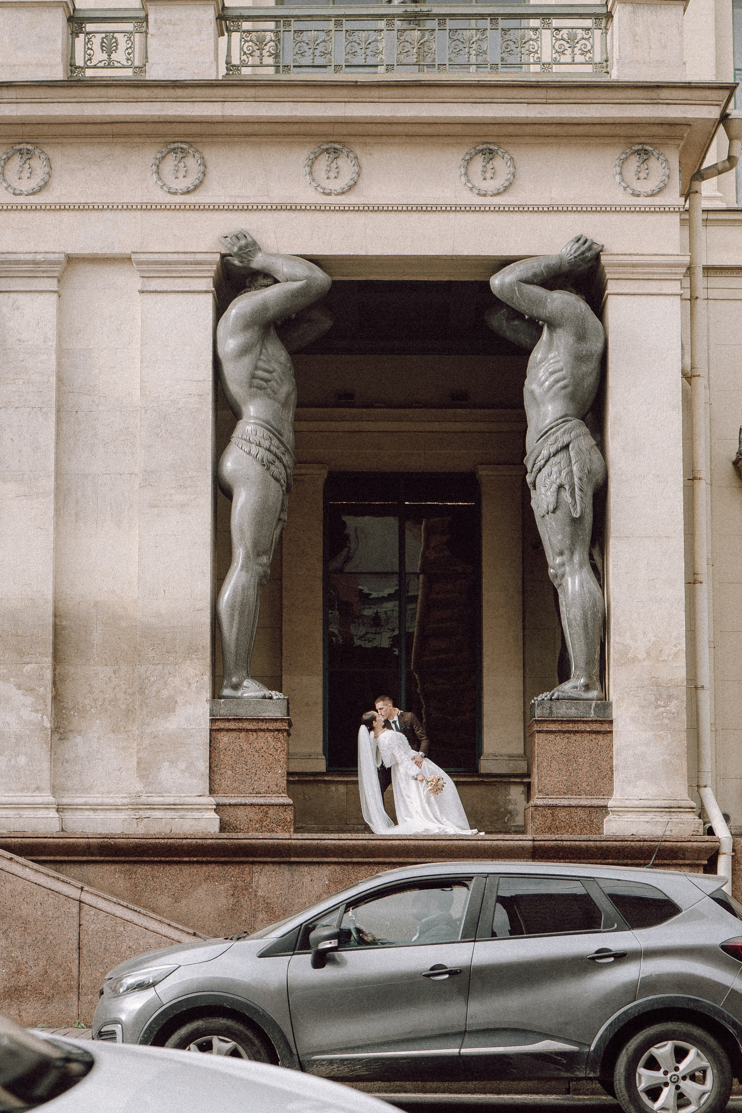 СВАДЕБНАЯ ПРОГУЛКА В САНТК-ПЕТЕРБУРГЕ (ИСАКИЕВСКИЙ СОБОР, ЗИМНЯЯ КАНАВКА, ЭРМИТАЖ И БОЛЬШАЯ МОРСКАЯ УЛИЦА). Профессиональный фотограф, Санкт-Петербург — Виктория Богомолова