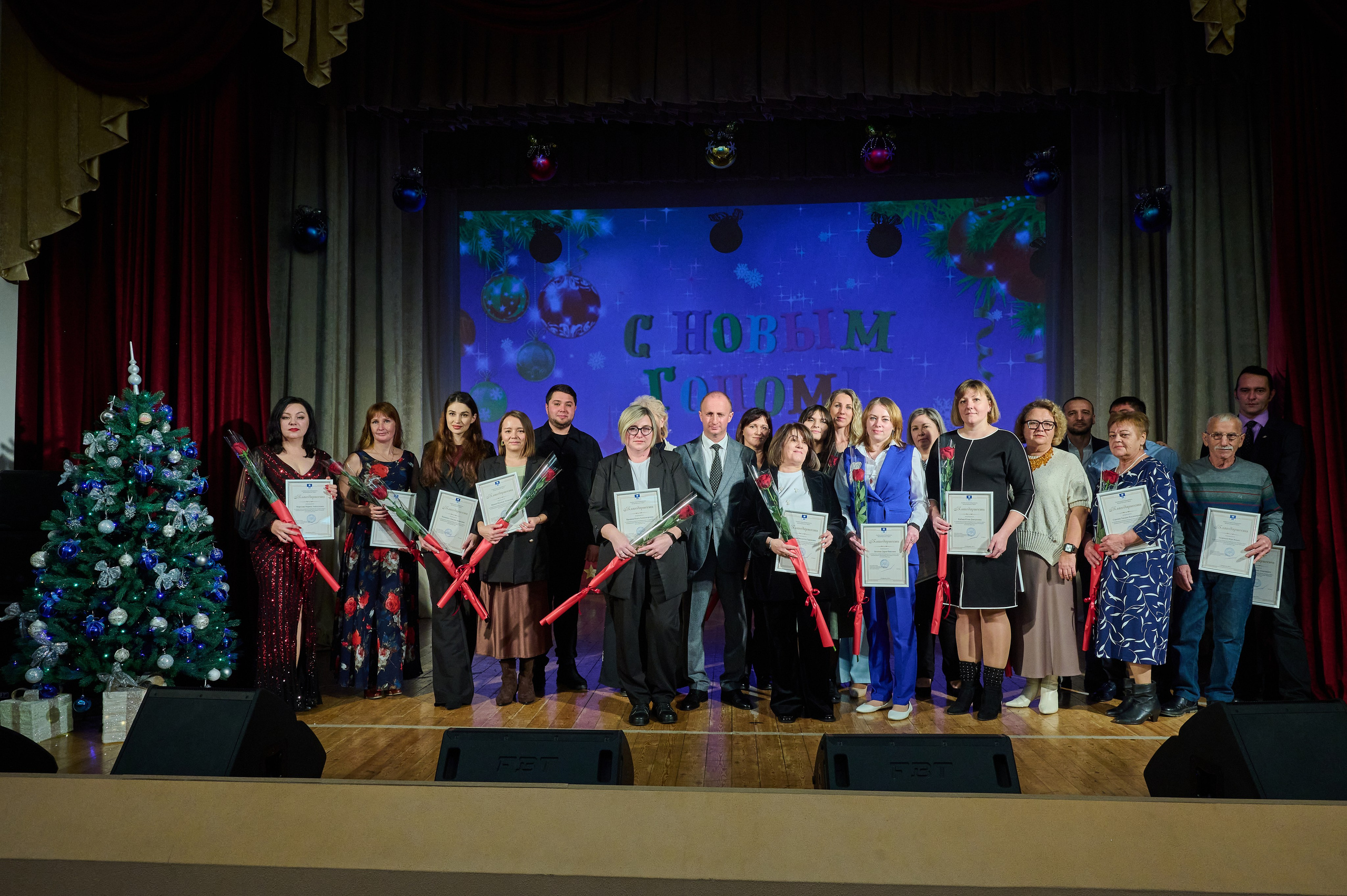 Концерт НГ В ДК. Жизнь курорта Кабардинка в фотографиях