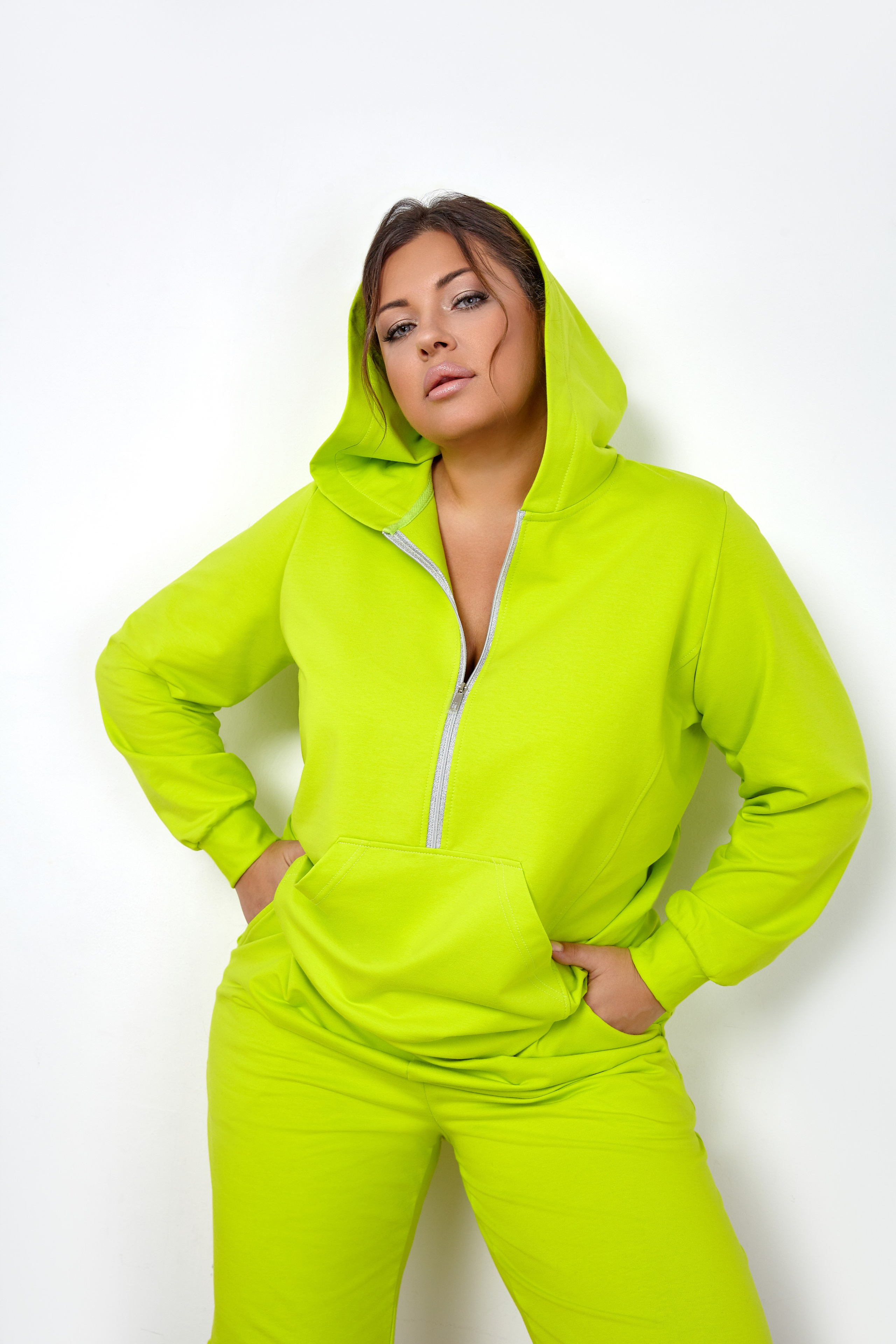 Элеонора Игнатова в лаймовом спортивном костюме varra