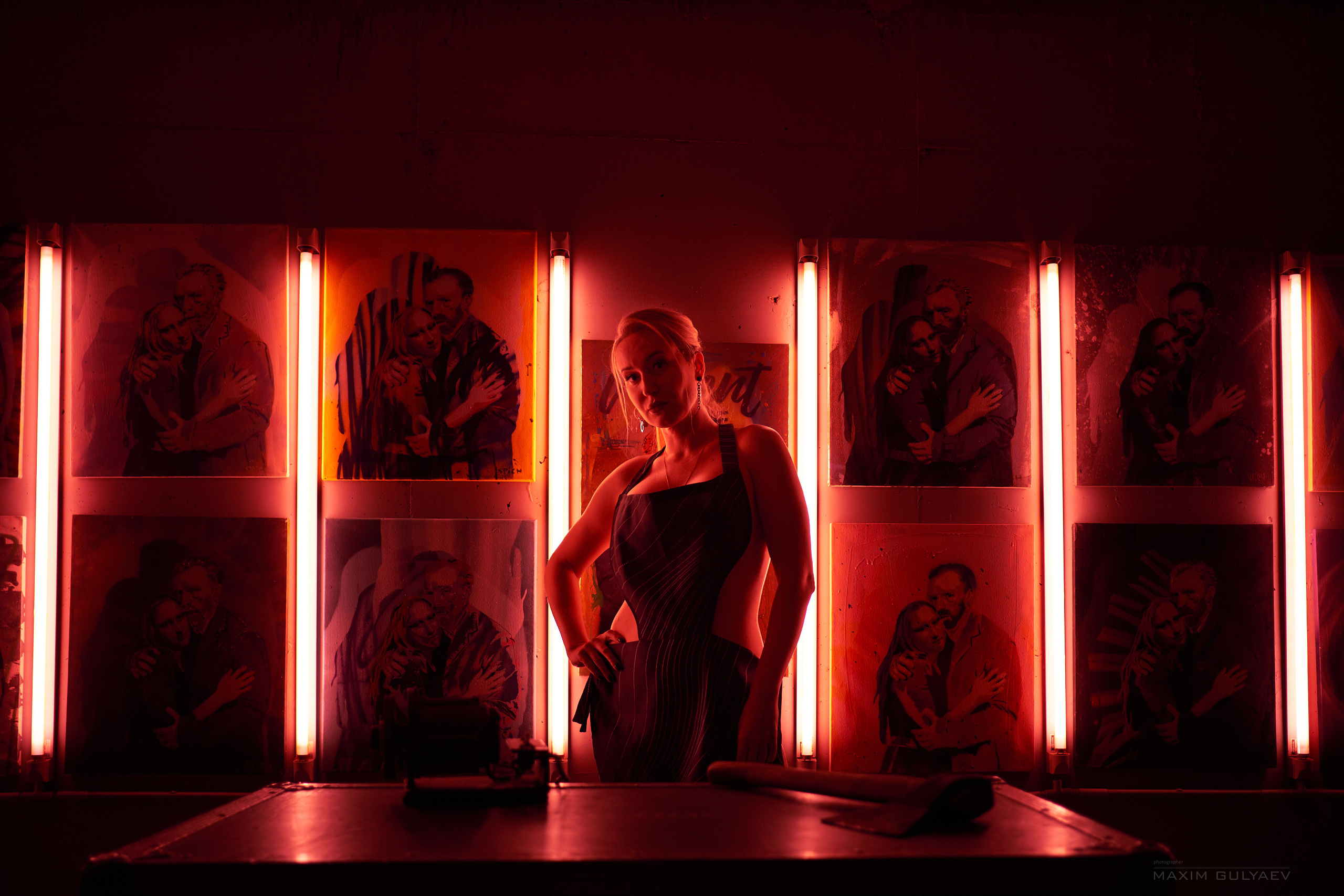 Девушка, топор и искры