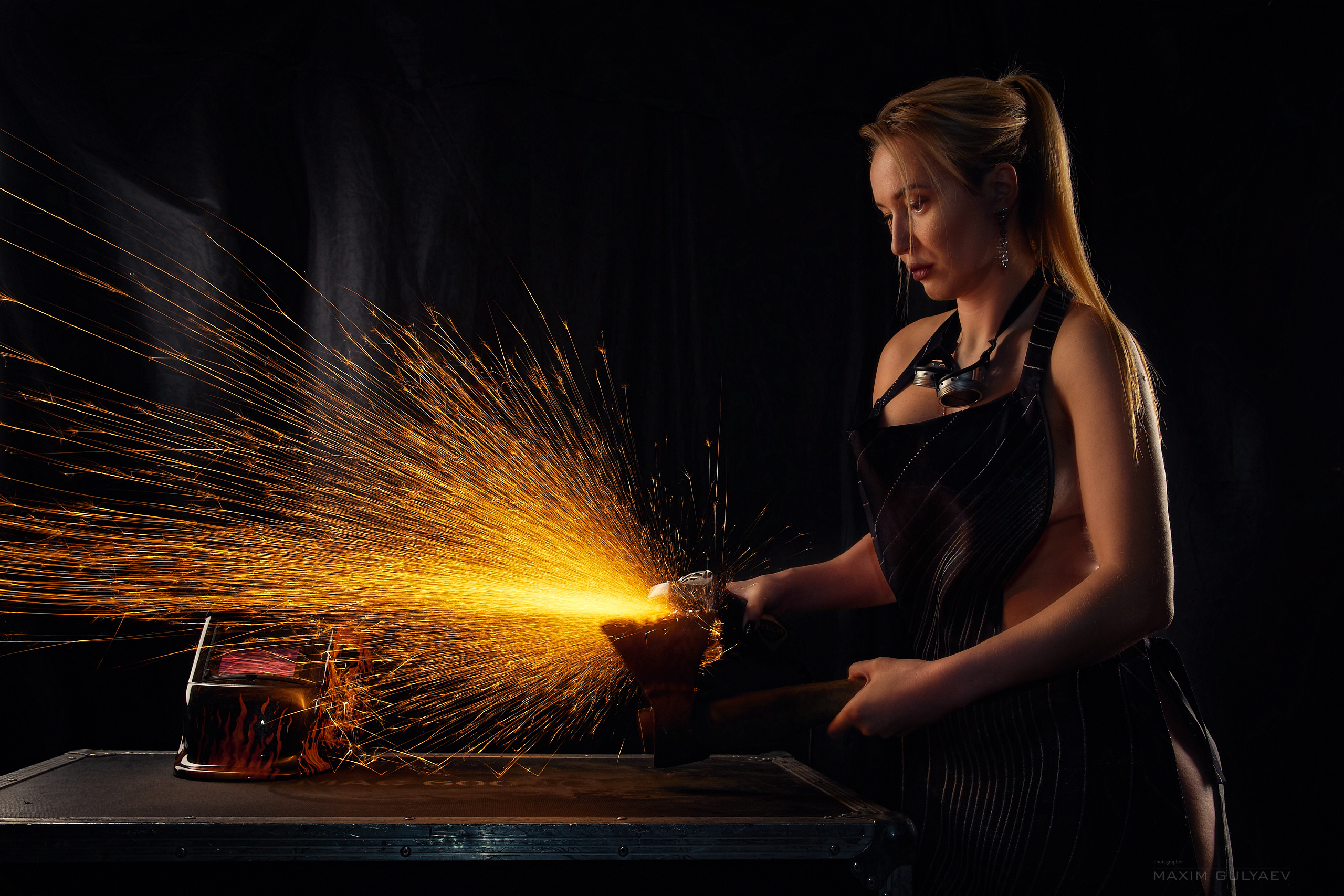 Девушка, топор и искры