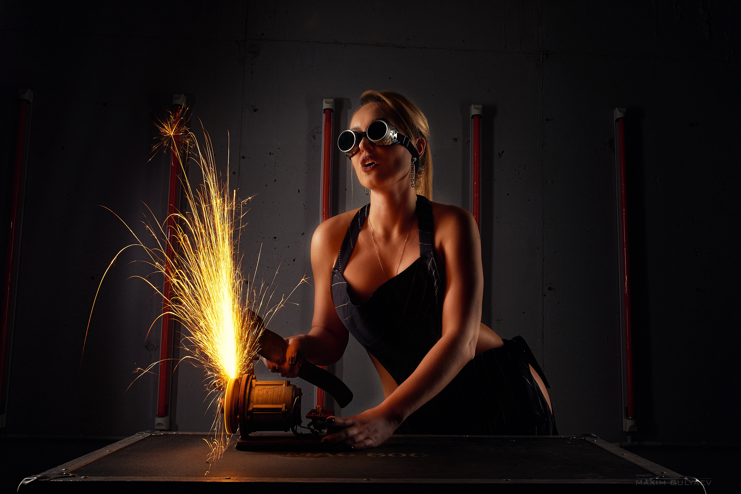 Девушка, топор и искры