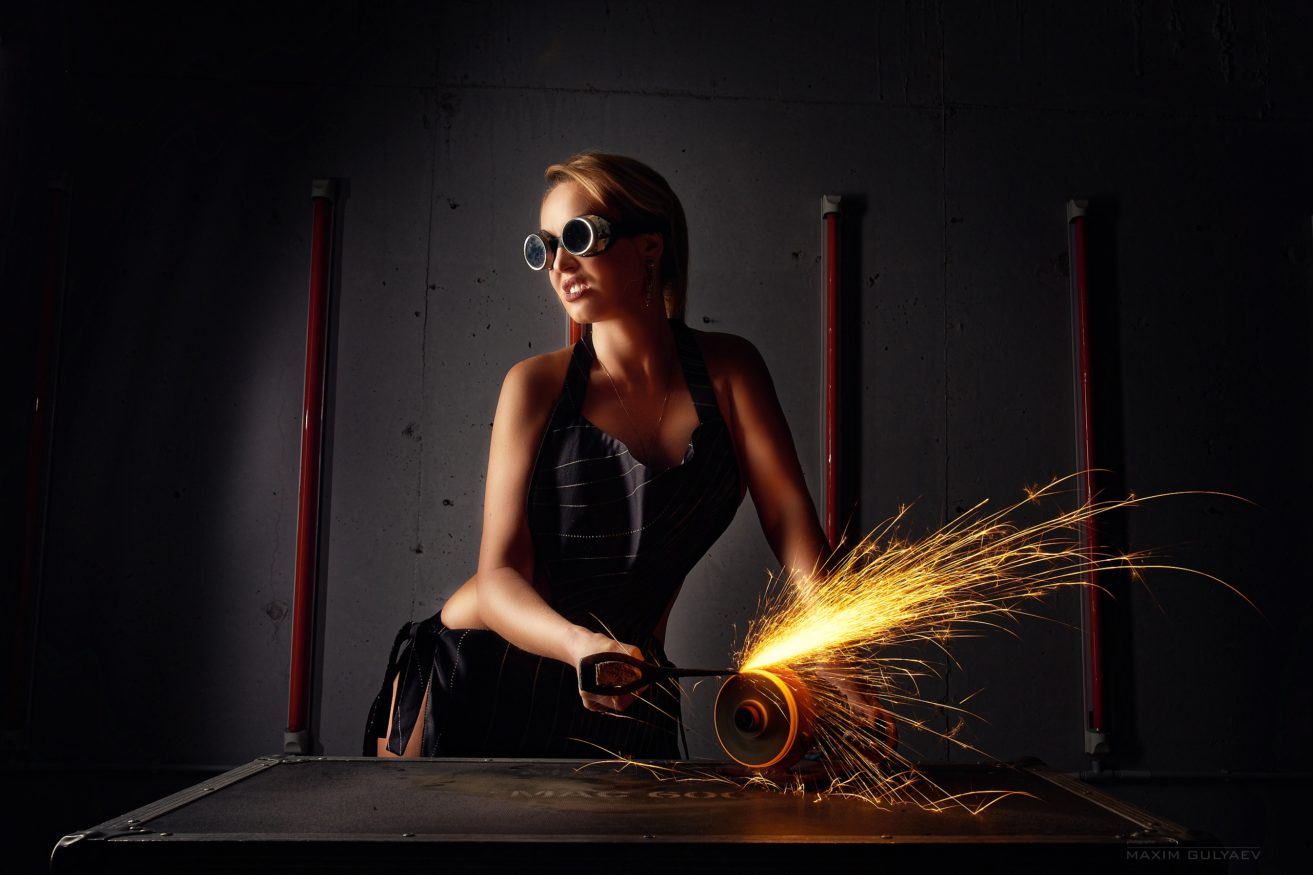 Девушка, топор и искры