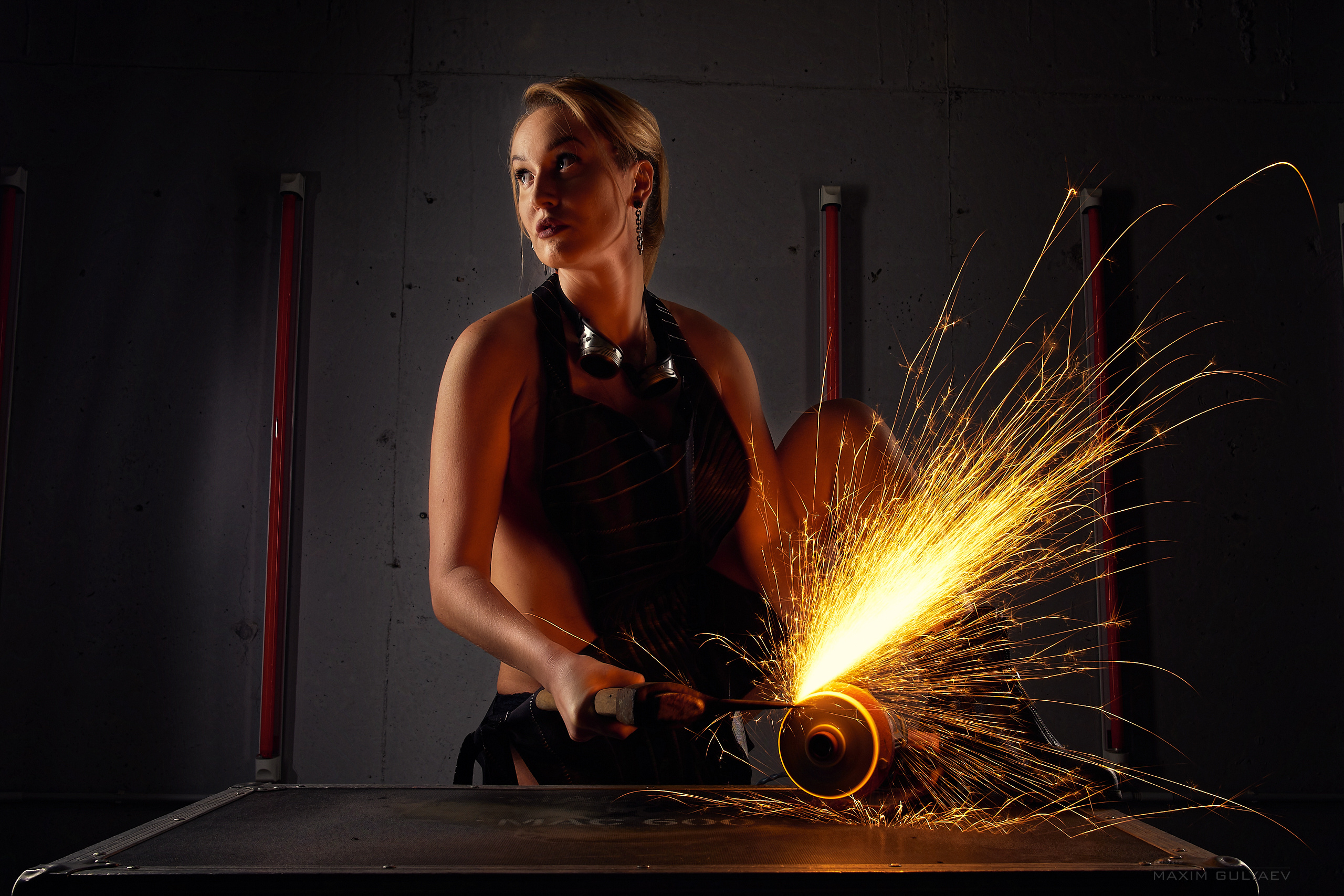 Девушка, топор и искры