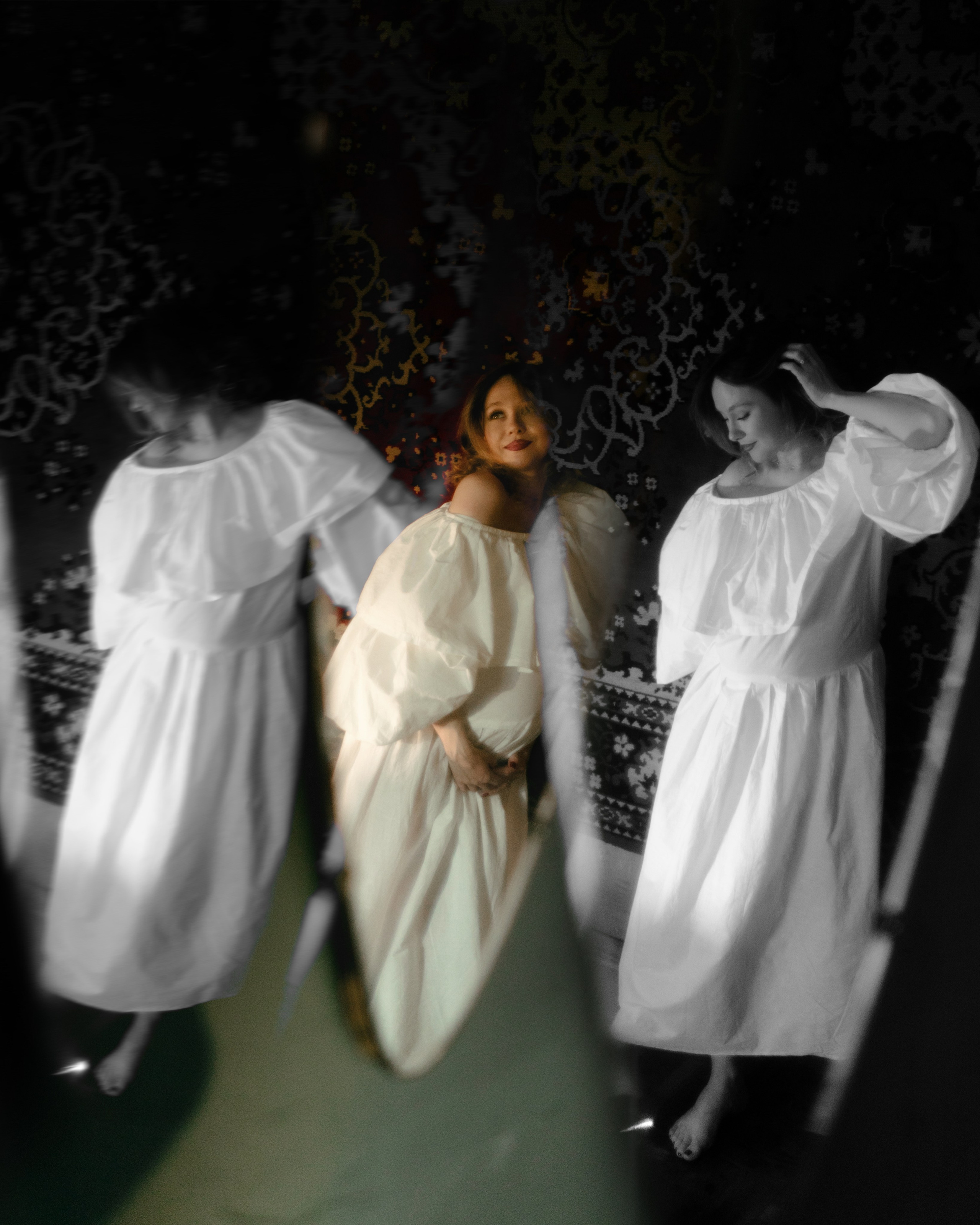 Арт-кадр с мультиэкспозицией: беременная в белом платье, несколько силуэтов в движении — художественная фотосъемка беременности в фотостудии СПб, чб.