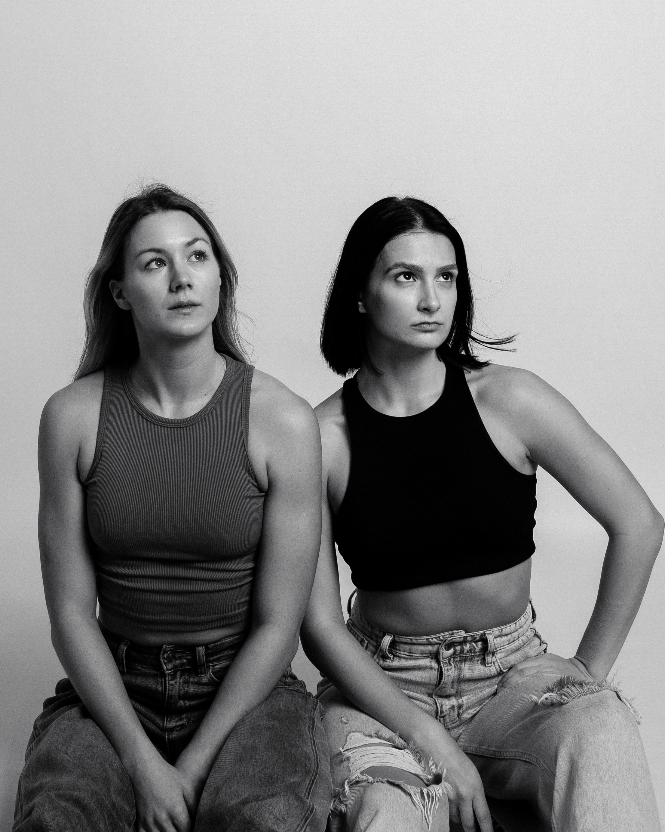 Съемка двух красивых девушек блондинки и брюнетки чб фото