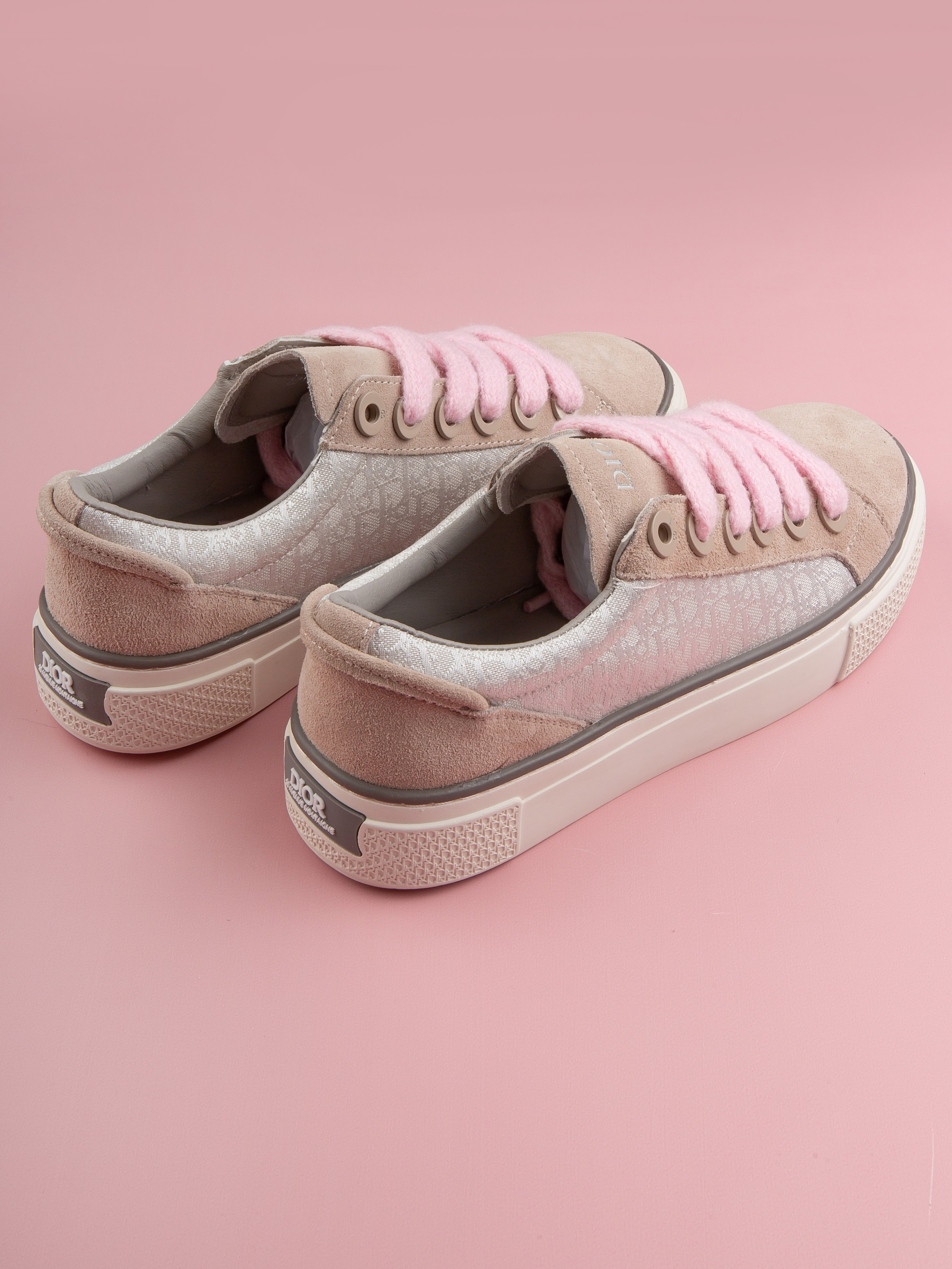 Обувь на цветных фонах. Фотограф Мария Кольцова