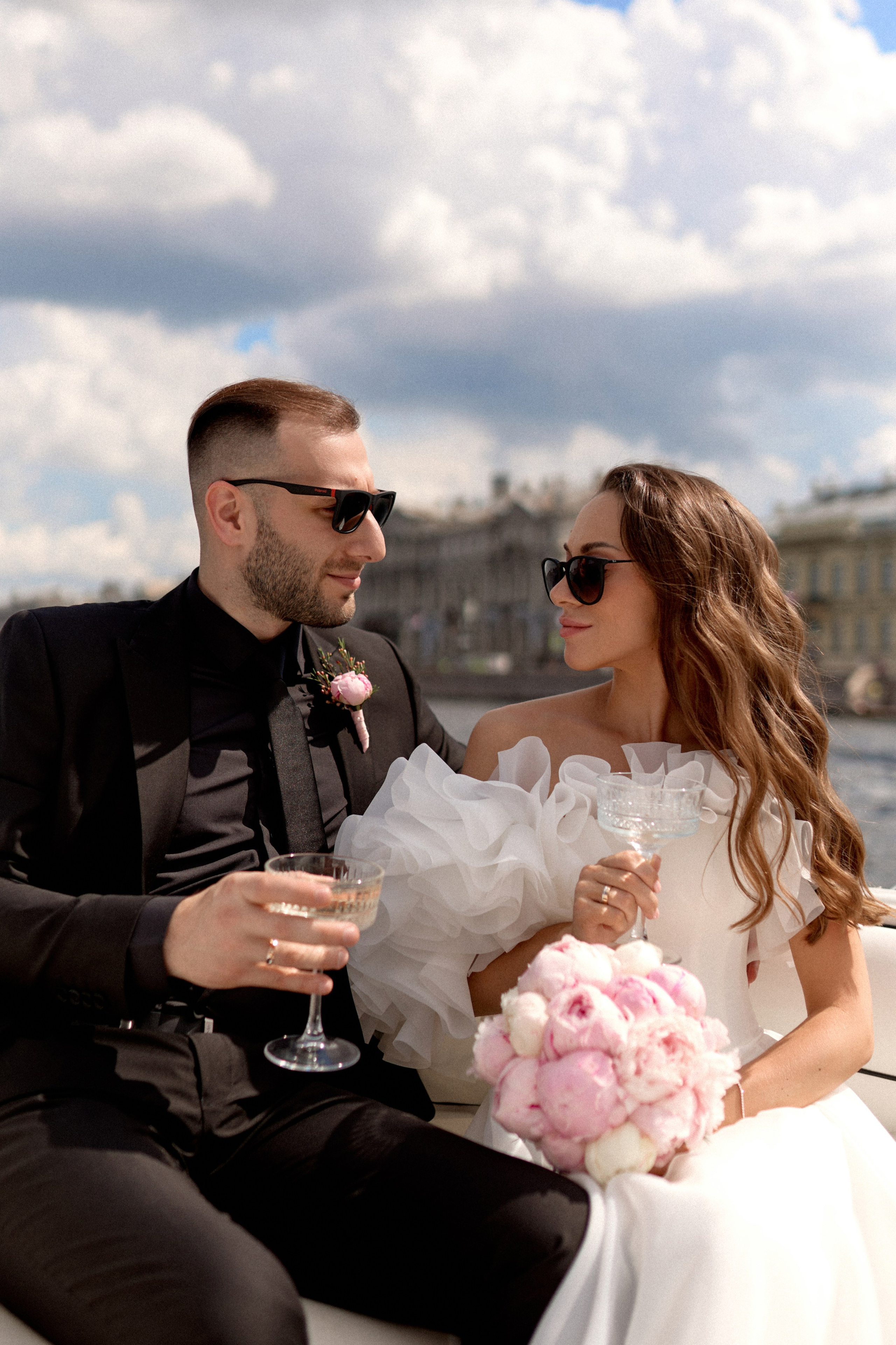 Свадебная фотосессия на катере в Санкт-Петербурге. Сестры Карабаза. Фотографы и ретушеры в Москве и Санкт-Петербурге