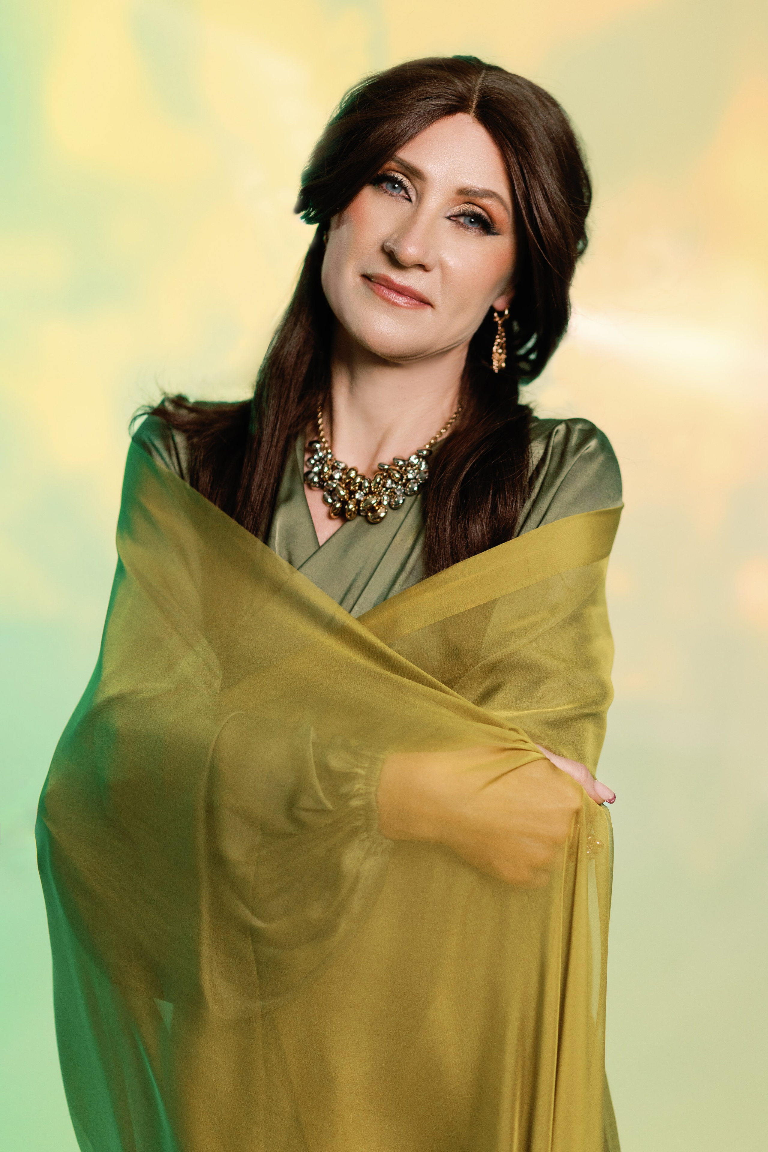 Фотосессия восточная женщина - крупный план, детали образа и украшений.