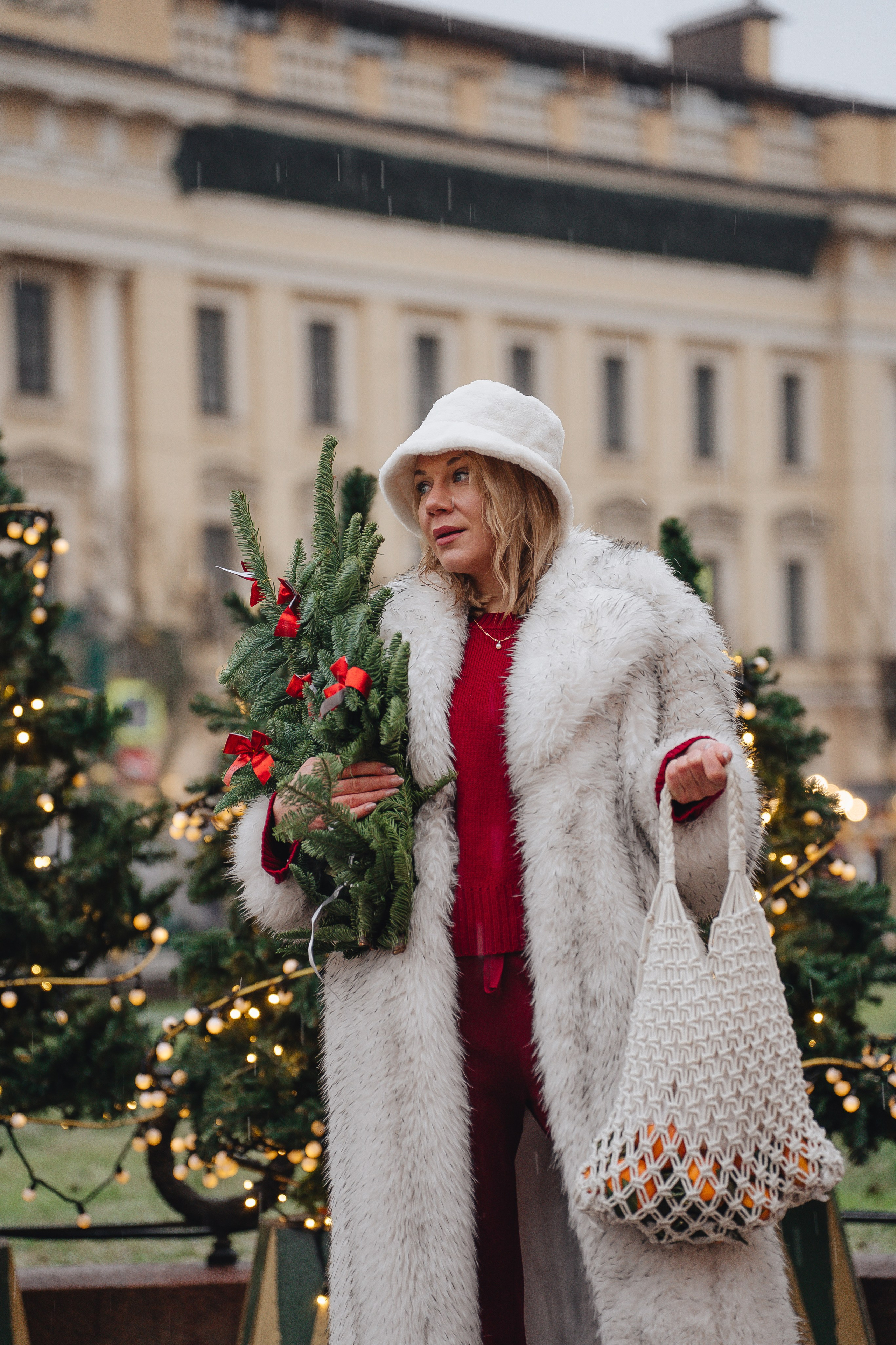 ПРОГУЛКА НА МАНЕЖНОЙ ПЛОЩАДИ ДЛЯ ДЕВУШКИ ПЕРЕД НОВЫМ ГОДОМ (НОВОГОДНЯЯ ФОТОСЕССИИЯ НА МАНЕЖНОЙ ПЛОЩАДИ). Профессиональный фотограф, Санкт-Петербург — Виктория Богомолова