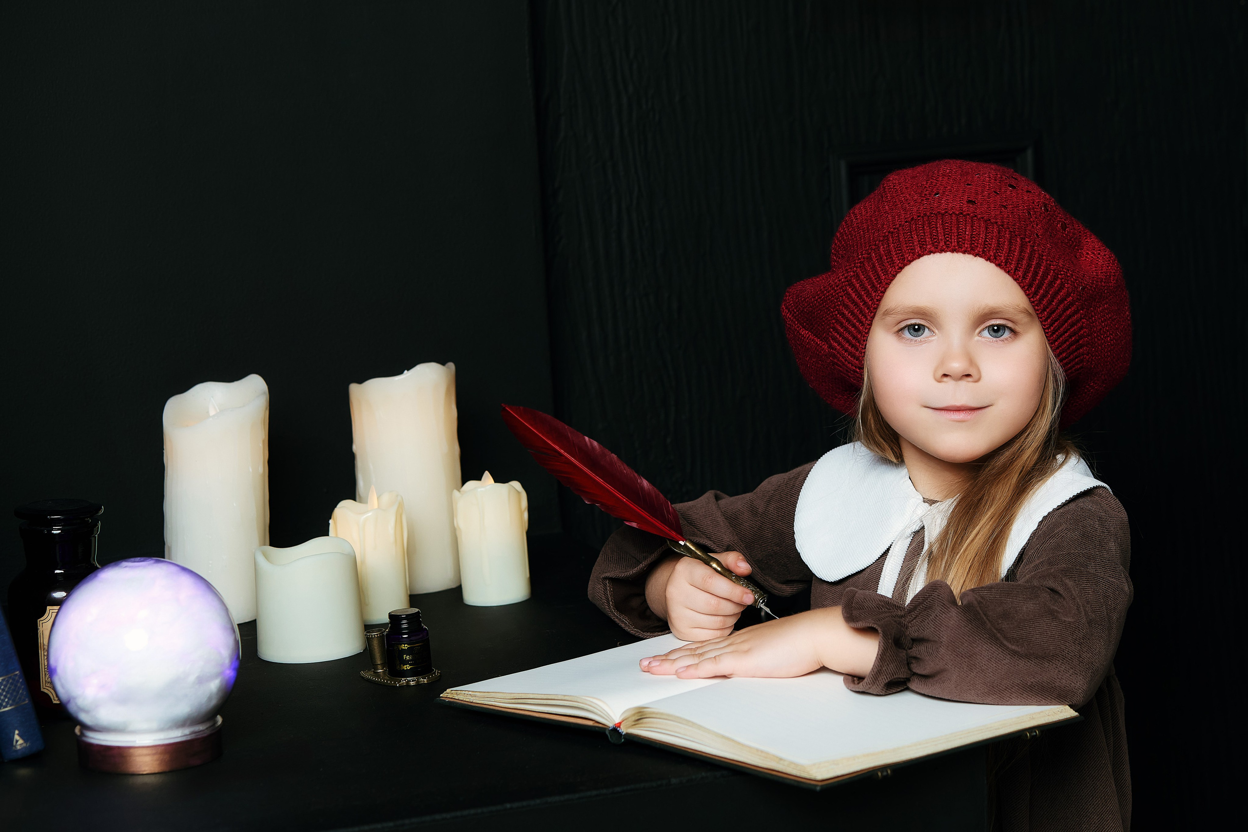 Творческая детская фотосъёмка с книгой, пером и свечами - город Находка, 2025 год